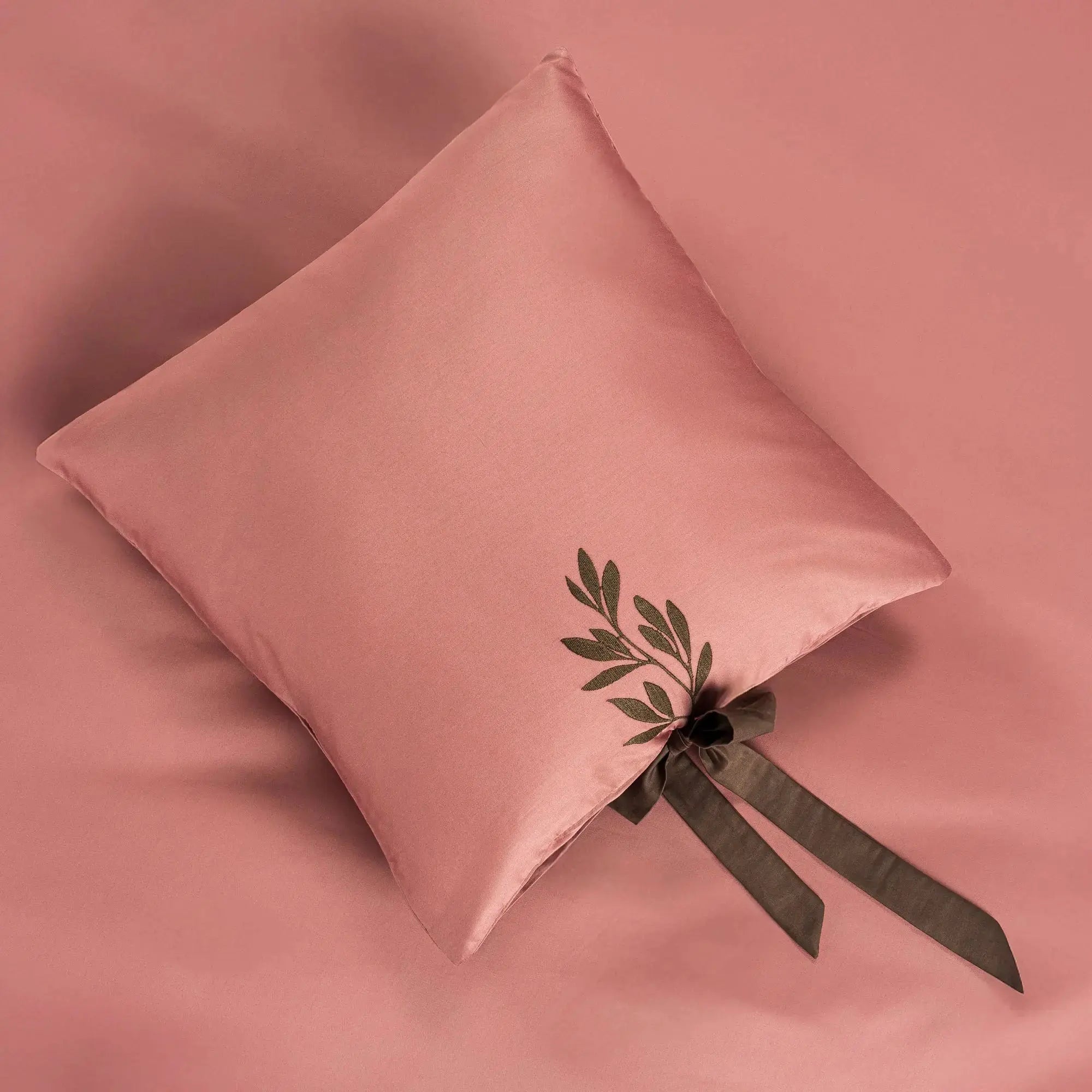 Lenjerie de pat 2 persoane Roz din bumbac satinat brodată cu motive florale, personalizabilă – RAPUNZEL CasaCrystal CasaCrystal