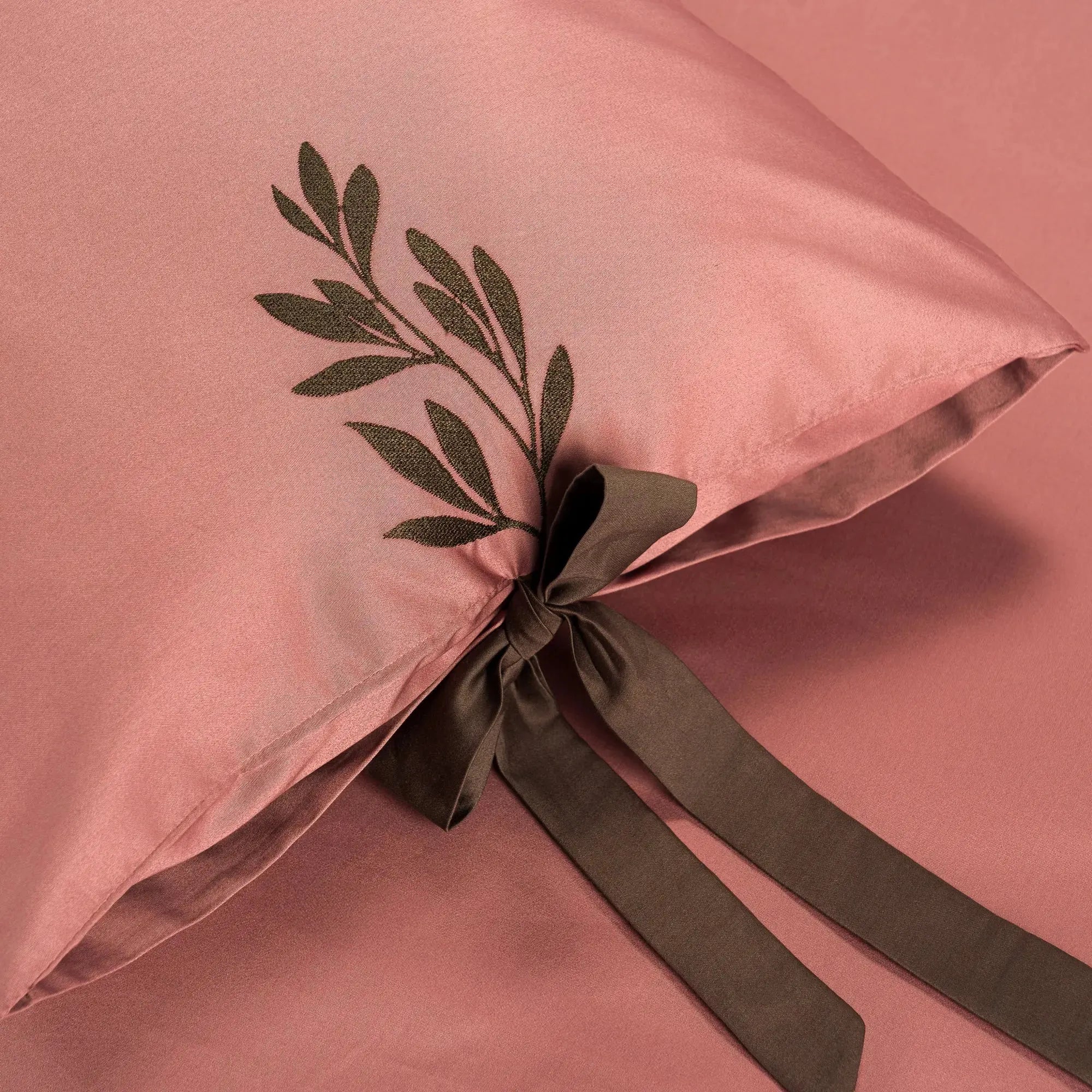 Lenjerie de pat 2 persoane Roz din bumbac satinat brodată cu motive florale, personalizabilă – RAPUNZEL CasaCrystal CasaCrystal