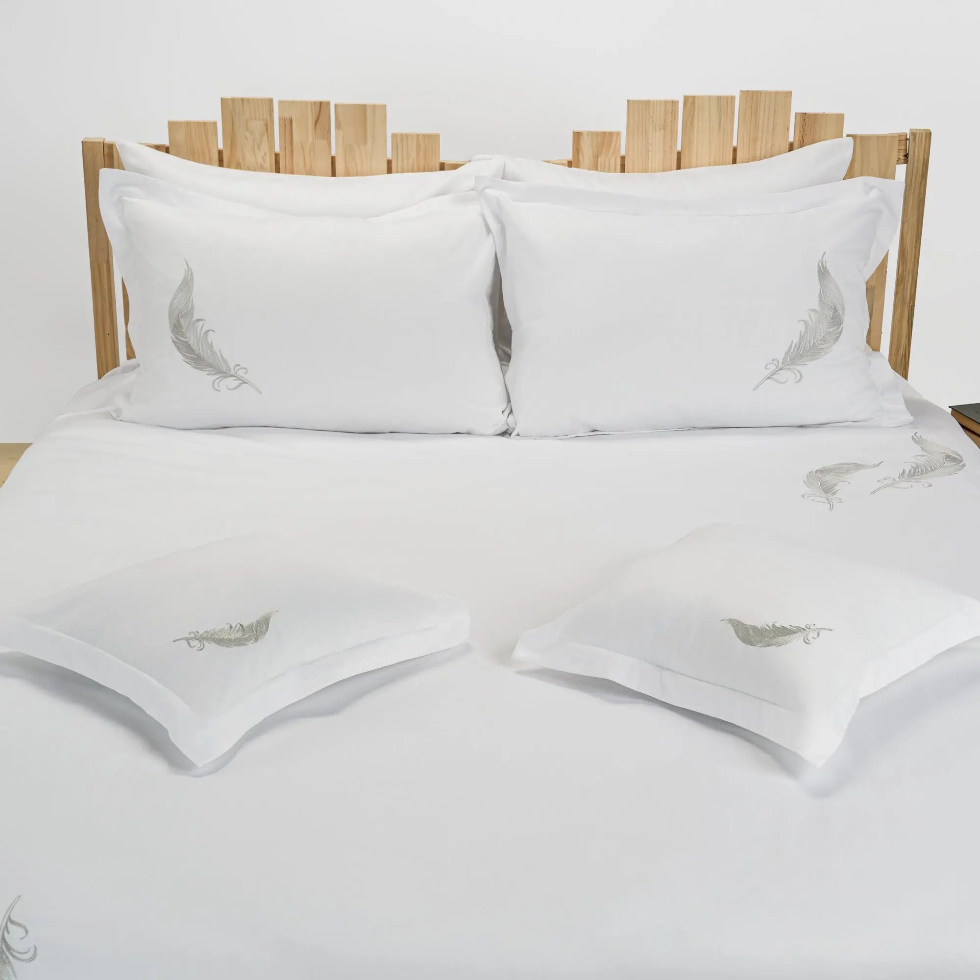 Lenjerie de pat 2 persoane Albă din bumbac satinat dens brodată cu motive pană, personalizabilă – FEATHER CASA CRYSTAL CasaCrystal