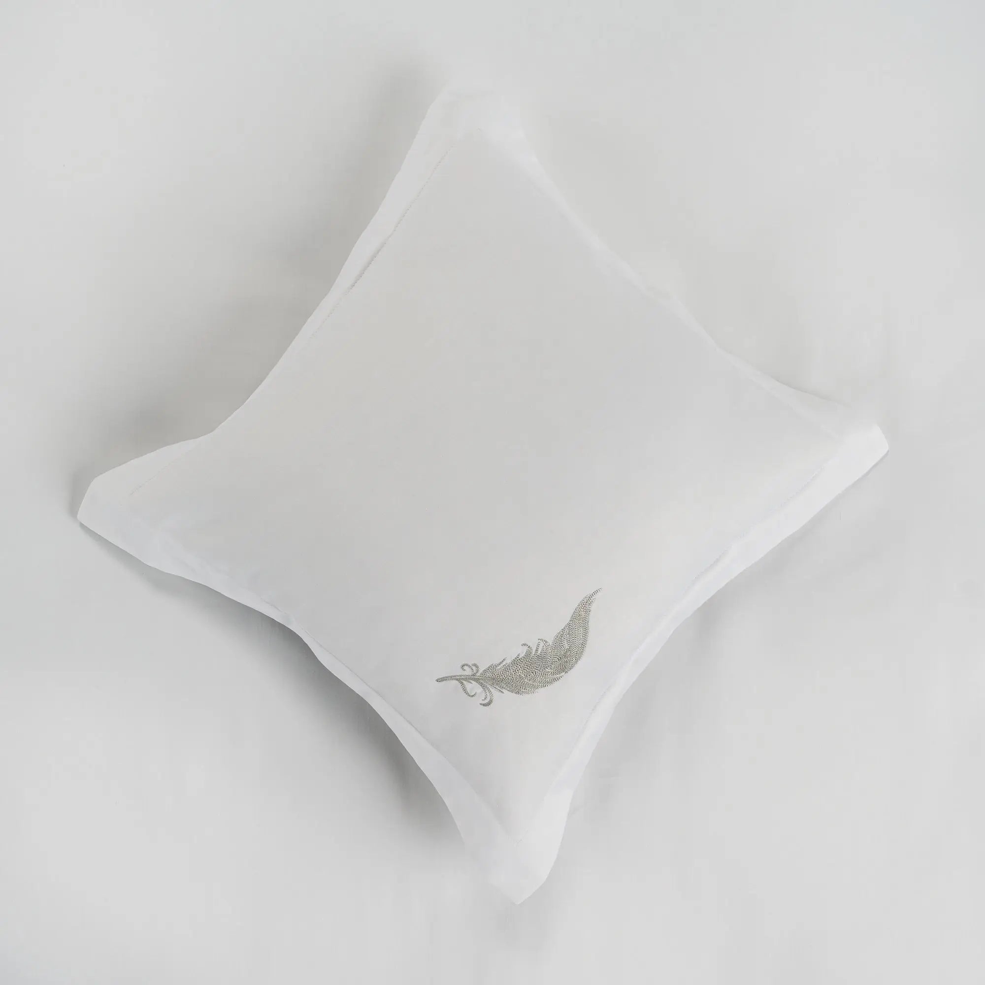 Lenjerie de pat 2 persoane Albă din bumbac satinat dens brodată cu motive pană, personalizabilă – FEATHER CASA CRYSTAL CasaCrystal