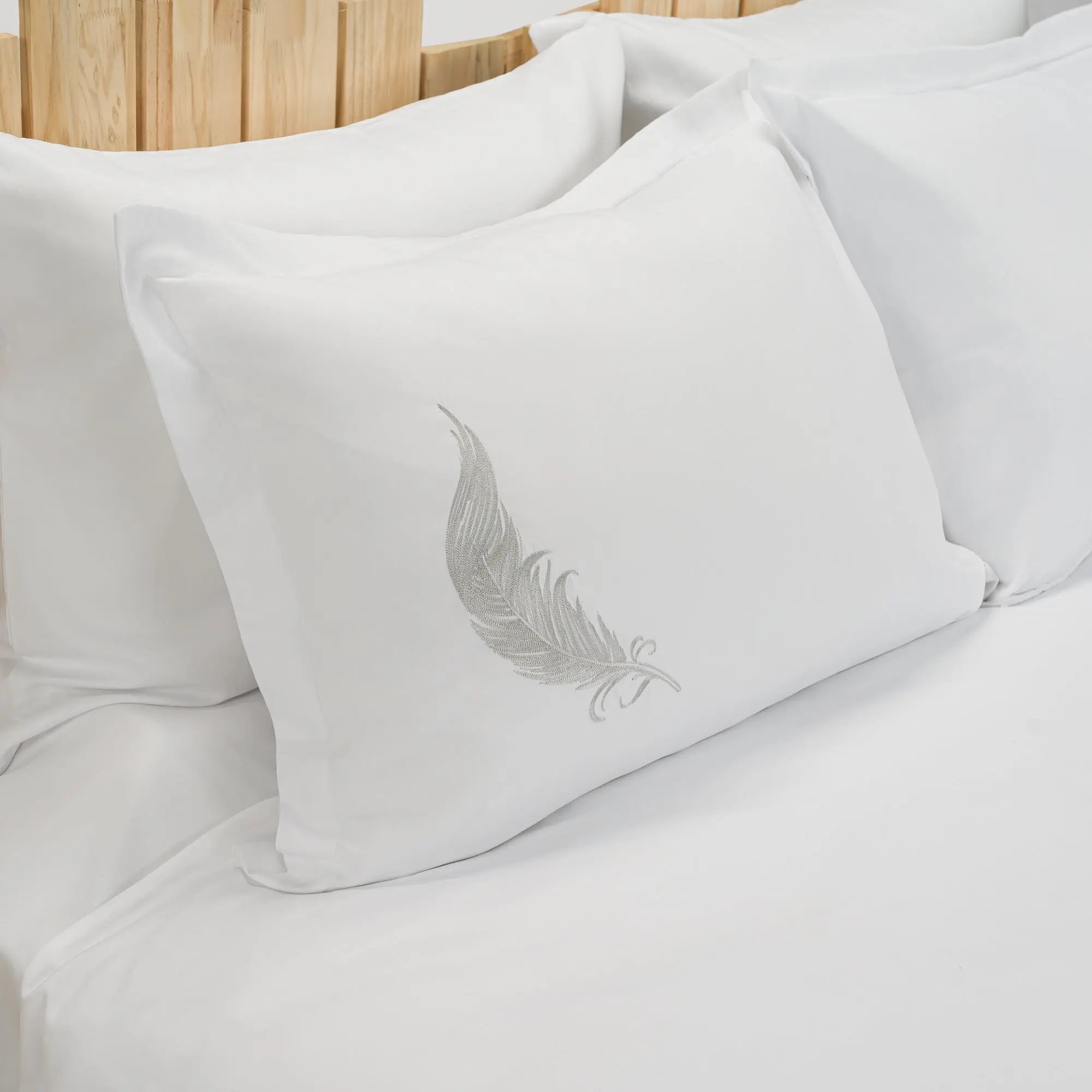 Lenjerie de pat 2 persoane Albă din bumbac satinat dens brodată cu motive pană, personalizabilă – FEATHER CASA CRYSTAL CasaCrystal