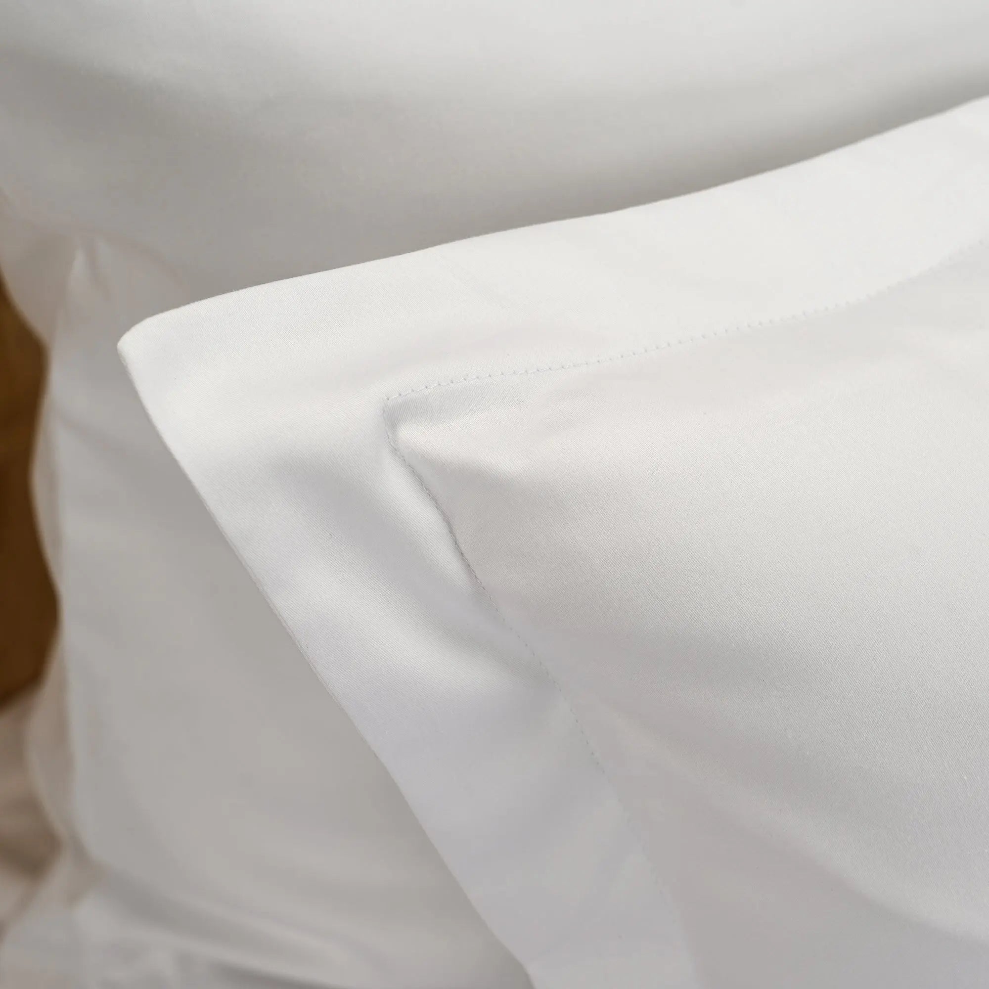 Lenjerie de pat 2 persoane Albă din bumbac satinat dens brodată cu motive pană, personalizabilă – FEATHER CASA CRYSTAL CasaCrystal