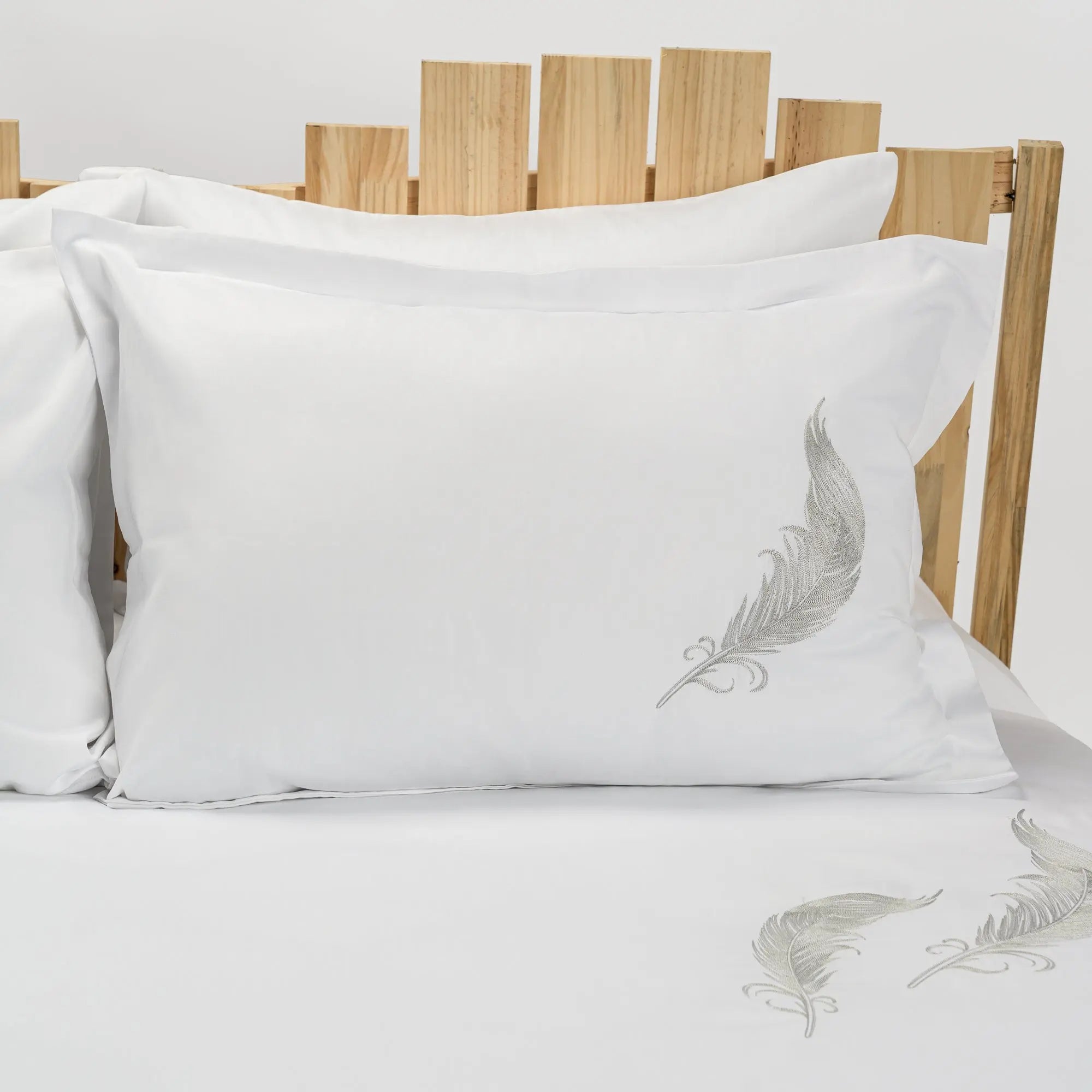 Lenjerie de pat 2 persoane Albă din bumbac satinat dens brodată cu motive pană, personalizabilă – FEATHER CASA CRYSTAL CasaCrystal