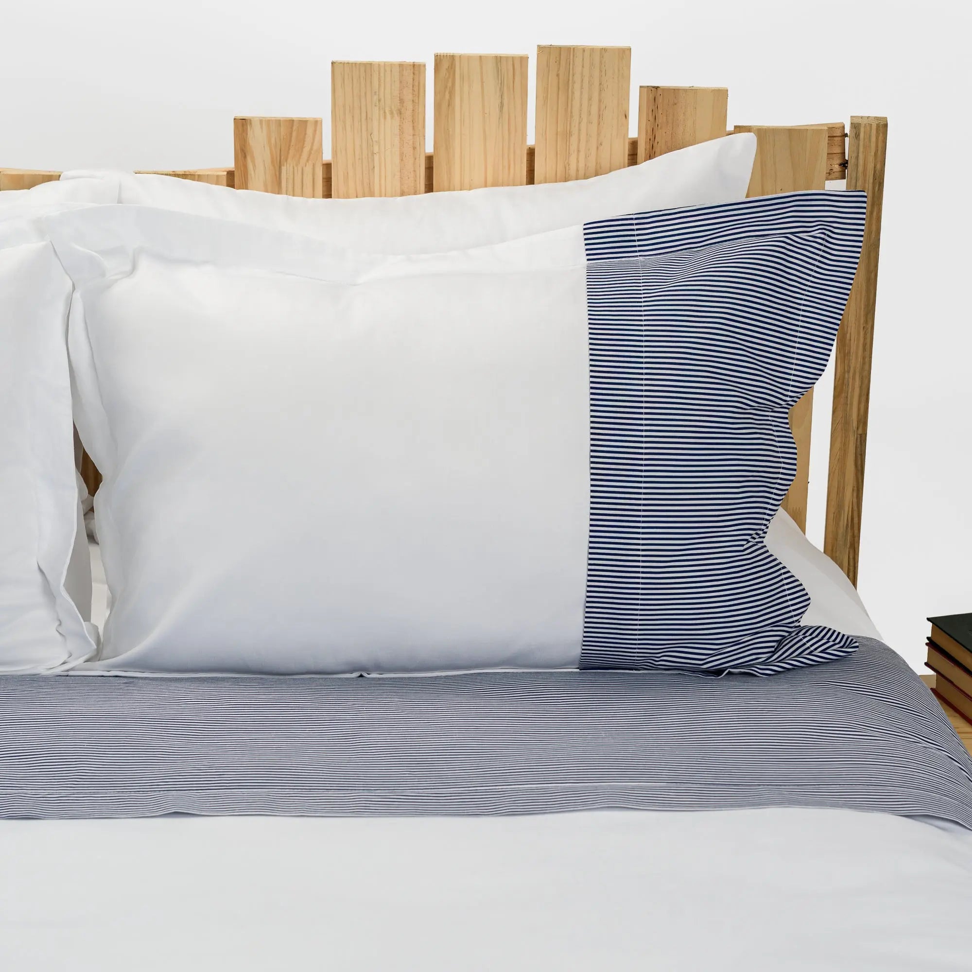 Lenjerie de pat 2 persoane Albă din bumbac satinat dens cu motive dungi, personalizabilă – CRUISE CASA CRYSTAL CasaCrystal