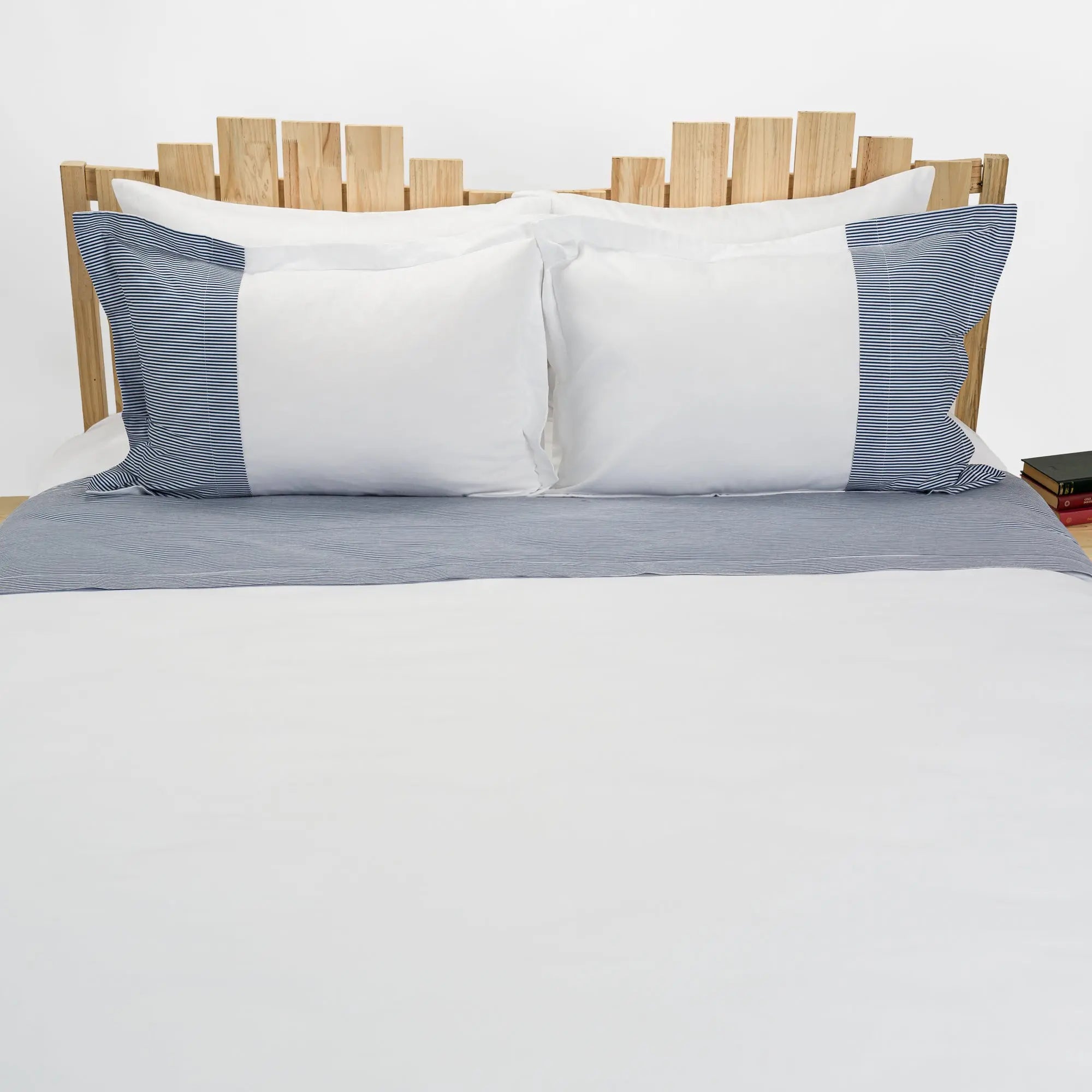 Lenjerie de pat 2 persoane Albă din bumbac satinat dens cu motive dungi, personalizabilă – CRUISE CASA CRYSTAL CasaCrystal