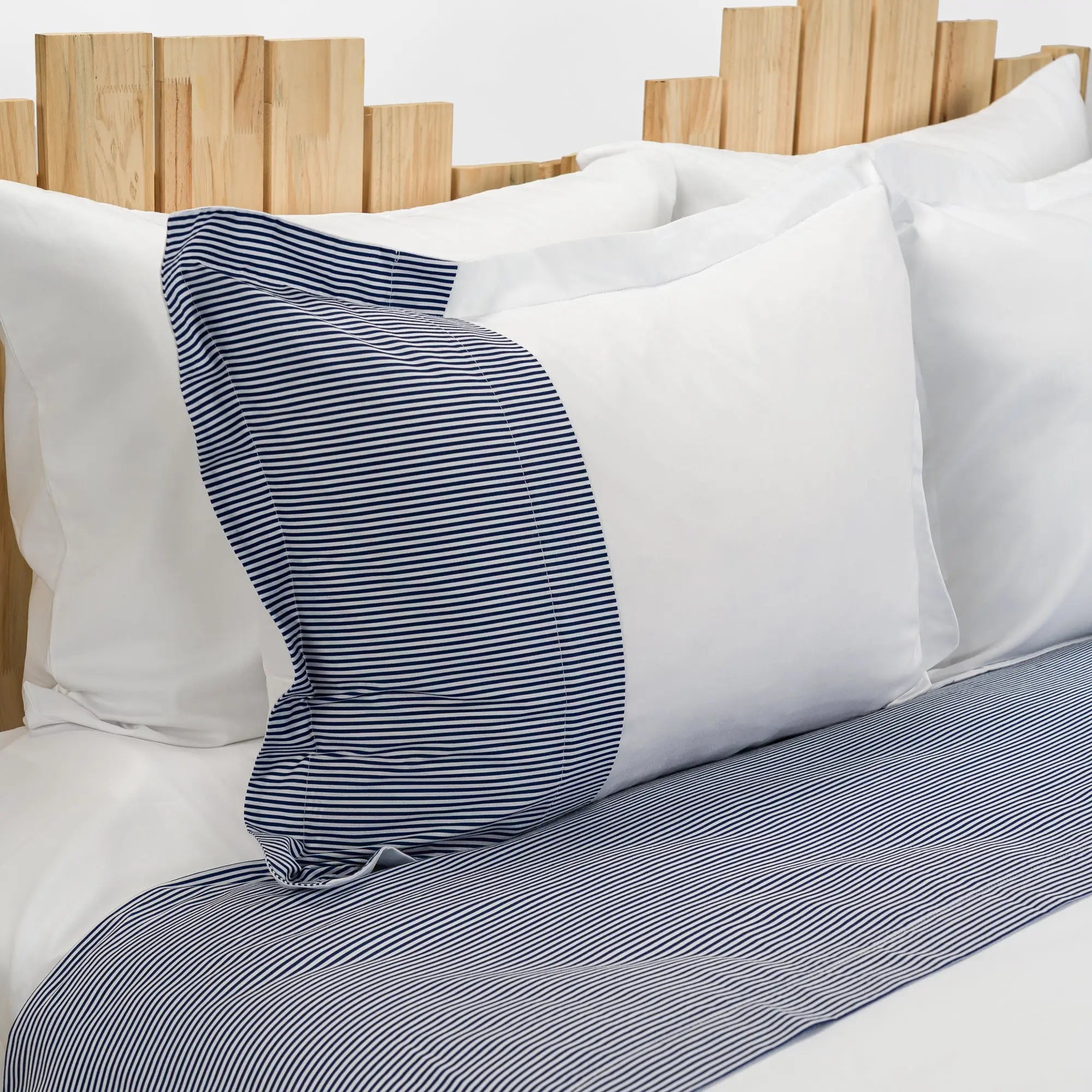 Lenjerie de pat 2 persoane Albă din bumbac satinat dens cu motive dungi, personalizabilă – CRUISE CASA CRYSTAL CasaCrystal