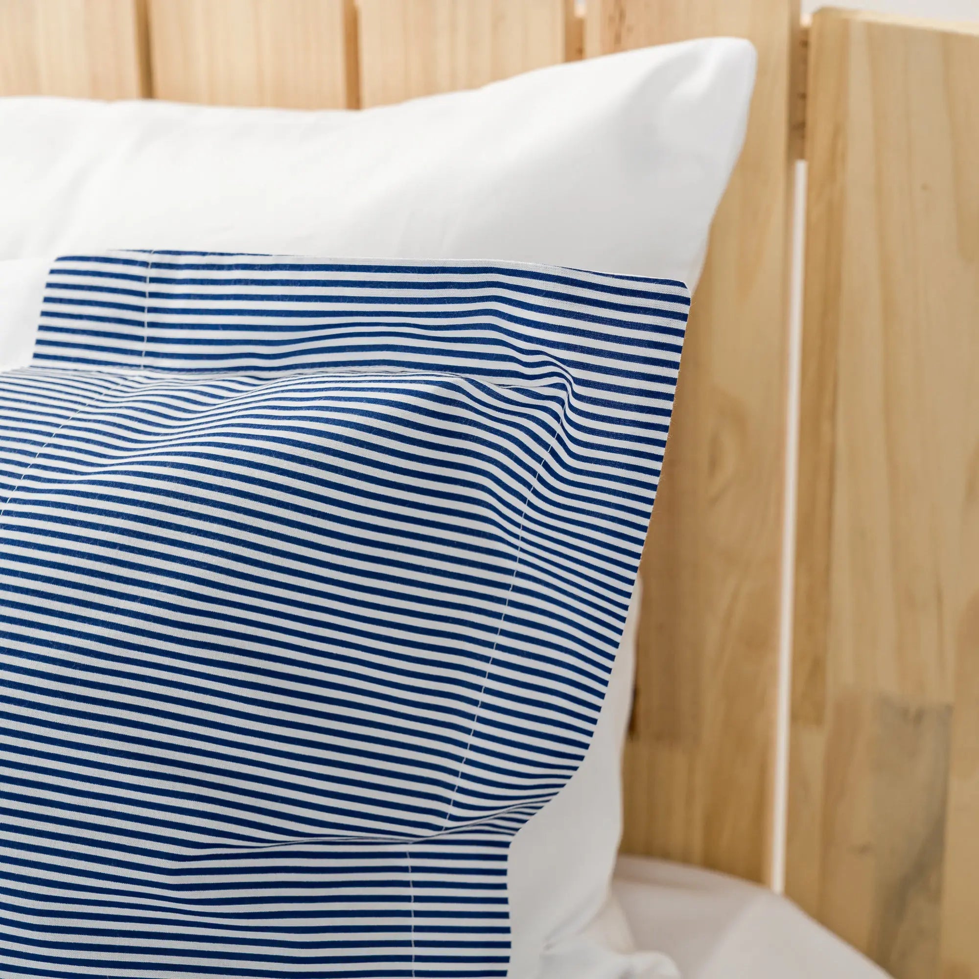 Lenjerie de pat 2 persoane Albă din bumbac satinat dens cu motive dungi, personalizabilă – CRUISE CASA CRYSTAL CasaCrystal