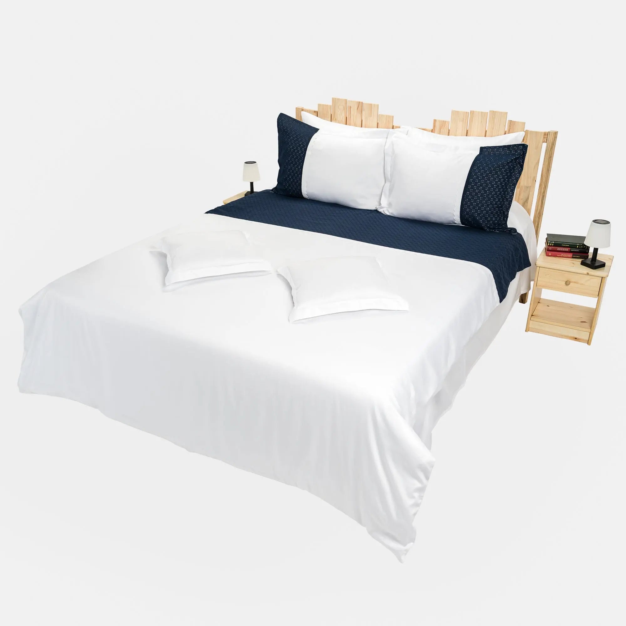 Lenjerie de pat 2 persoane Albă din bumbac satinat dens și dantelă albastră, personalizabilă – MELISA CASA CRYSTAL CasaCrystal