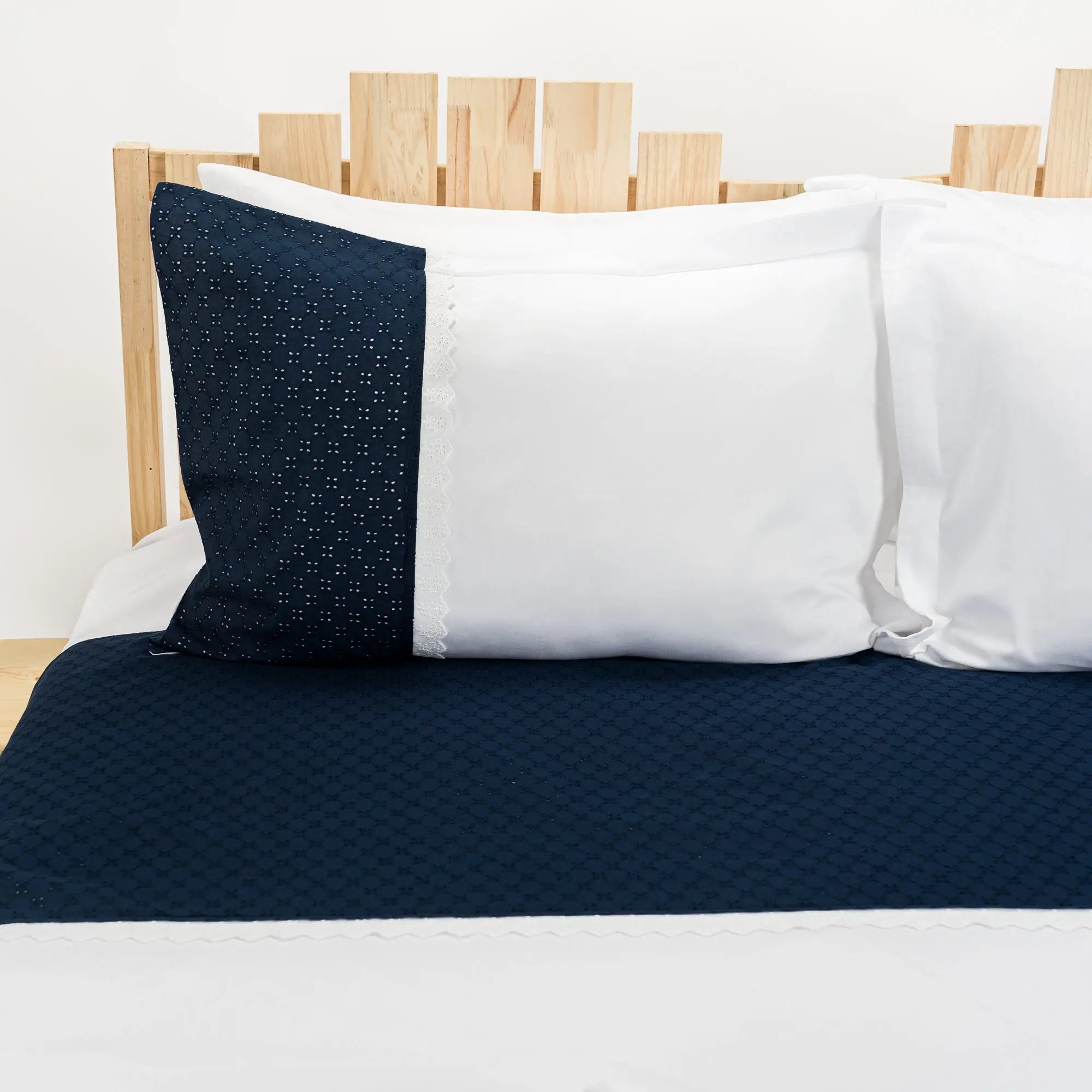 Lenjerie de pat 2 persoane Albă din bumbac satinat dens și dantelă albastră, personalizabilă – MELISA CASA CRYSTAL CasaCrystal