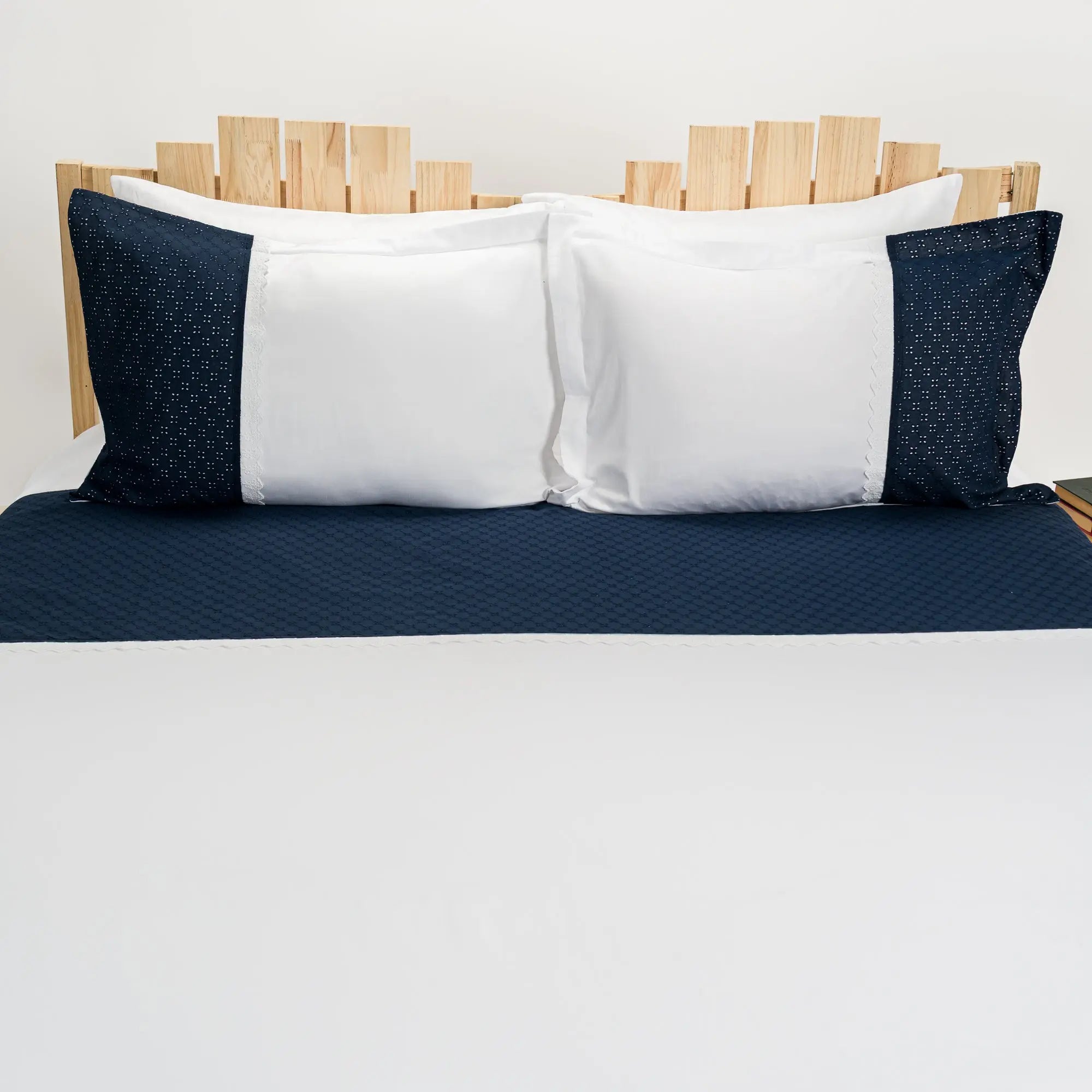 Lenjerie de pat 2 persoane Albă din bumbac satinat dens și dantelă albastră, personalizabilă – MELISA CASA CRYSTAL CasaCrystal