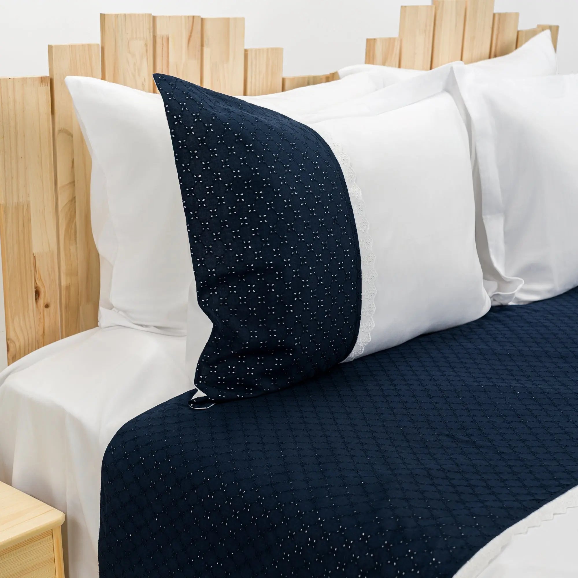 Lenjerie de pat 2 persoane Albă din bumbac satinat dens și dantelă albastră, personalizabilă – MELISA CASA CRYSTAL CasaCrystal