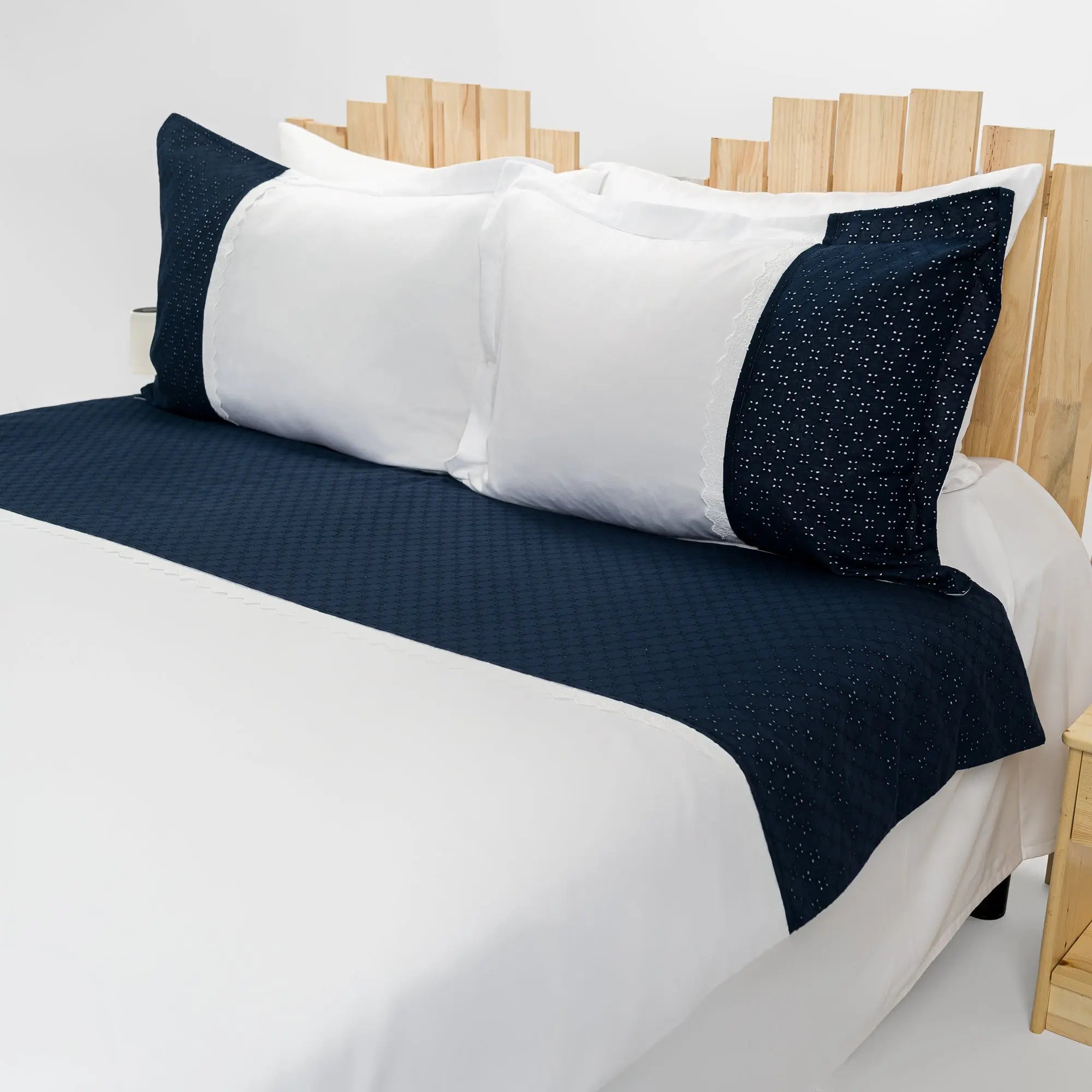 Lenjerie de pat 2 persoane Albă din bumbac satinat dens și dantelă albastră, personalizabilă – MELISA CASA CRYSTAL CasaCrystal