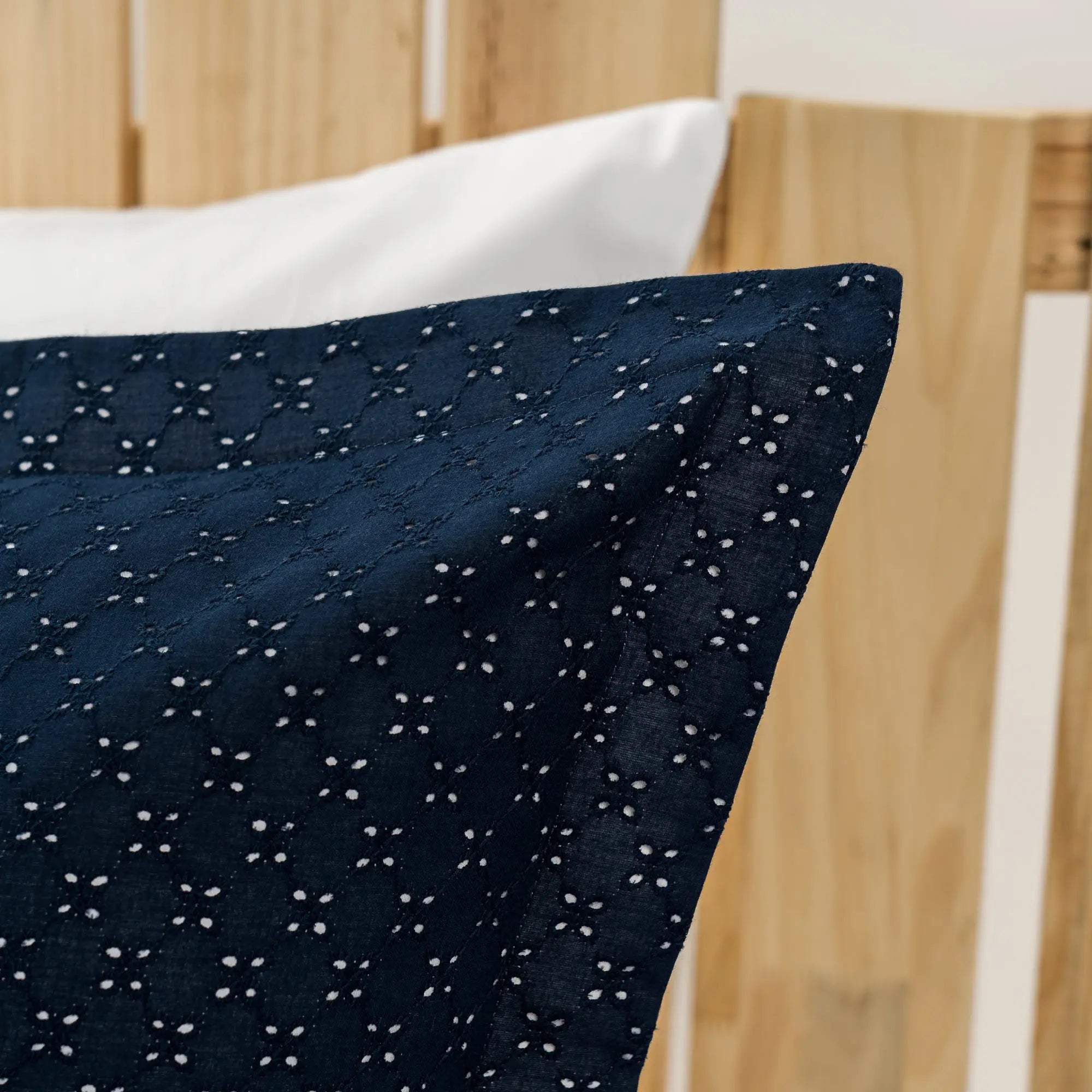 Lenjerie de pat 2 persoane Albă din bumbac satinat dens și dantelă albastră, personalizabilă – MELISA CASA CRYSTAL CasaCrystal