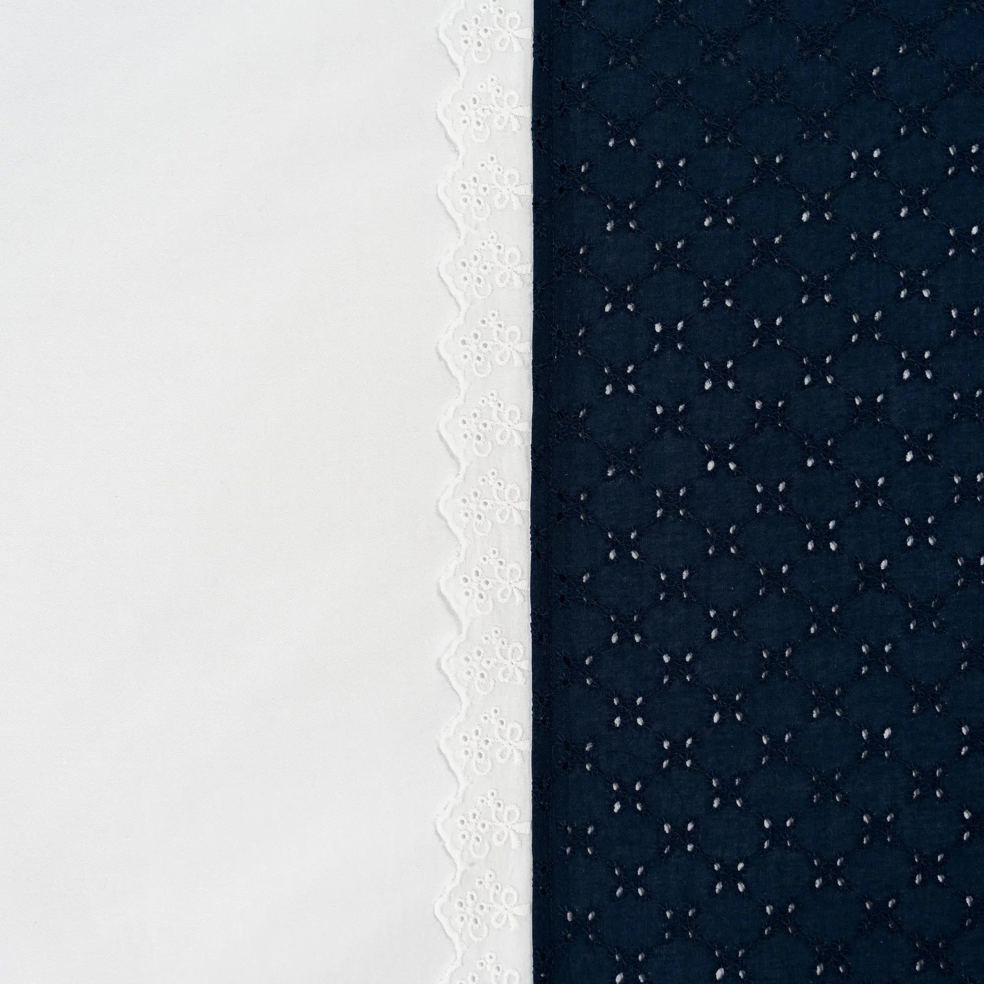 Lenjerie de pat 2 persoane Albă din bumbac satinat dens și dantelă albastră, personalizabilă – MELISA CASA CRYSTAL CasaCrystal