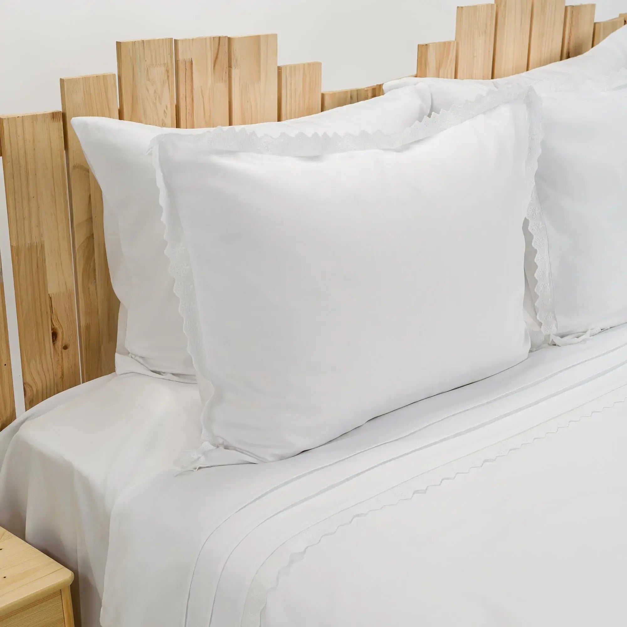 Lenjerie de pat 1 persoană Albă din bumbac satinat dens și dantelă, personalizabilă – ANASTASIA CasaCrystal CasaCrystal