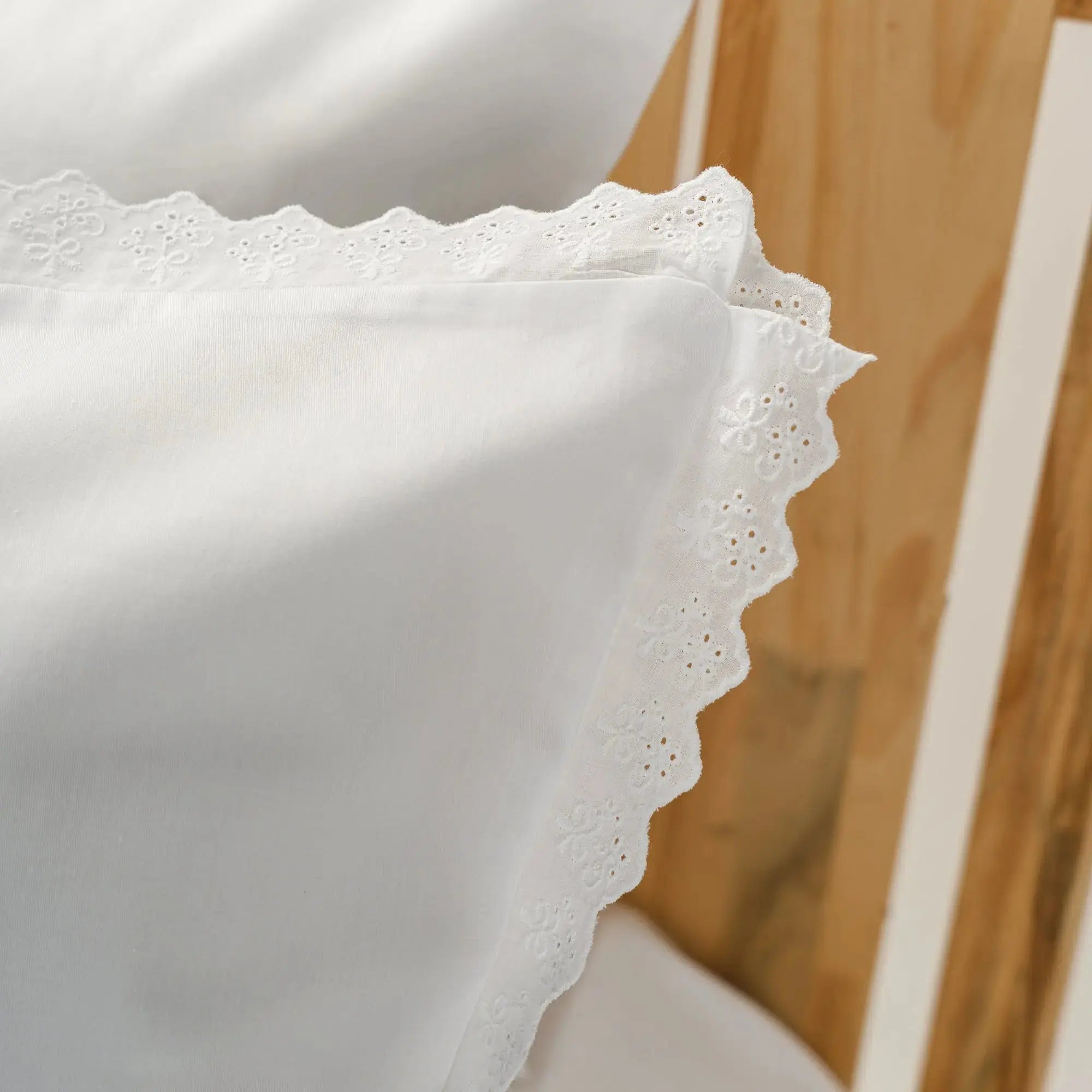 Lenjerie de pat 1 persoană Albă din bumbac satinat dens și dantelă, personalizabilă – ANASTASIA CasaCrystal CasaCrystal