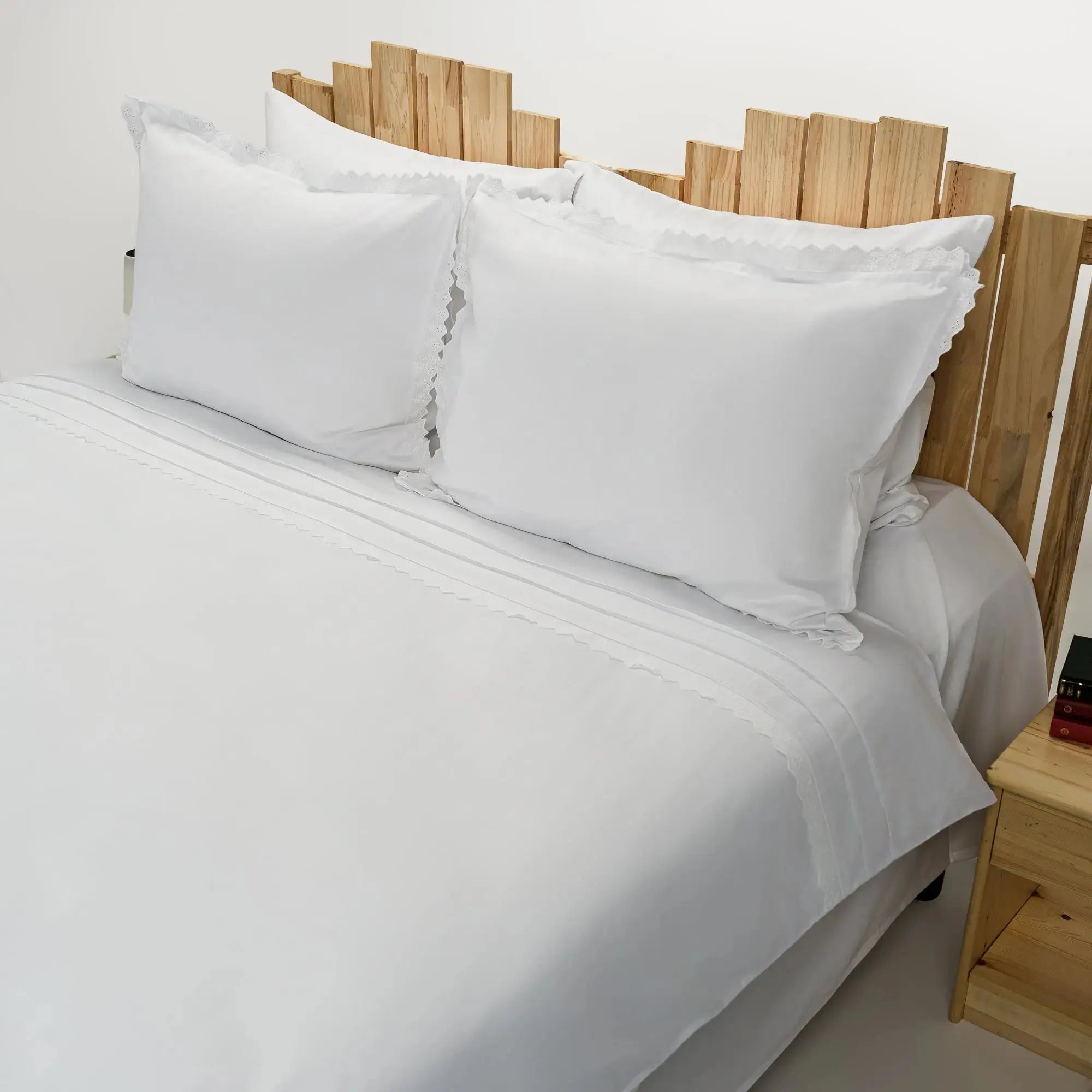 Lenjerie de pat 1 persoană Albă din bumbac satinat dens și dantelă, personalizabilă – ANASTASIA CasaCrystal CasaCrystal