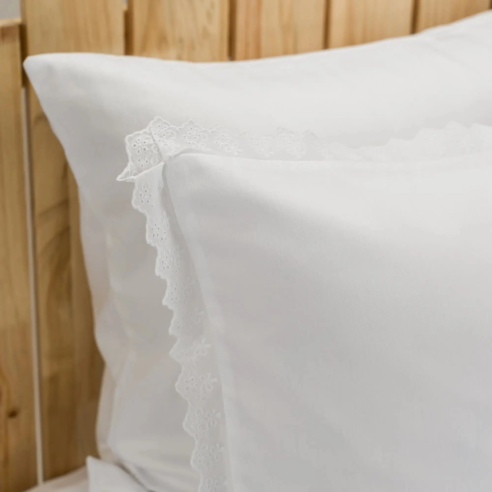 Lenjerie de pat 1 persoană Albă din bumbac satinat dens și dantelă, personalizabilă – ANASTASIA CasaCrystal CasaCrystal