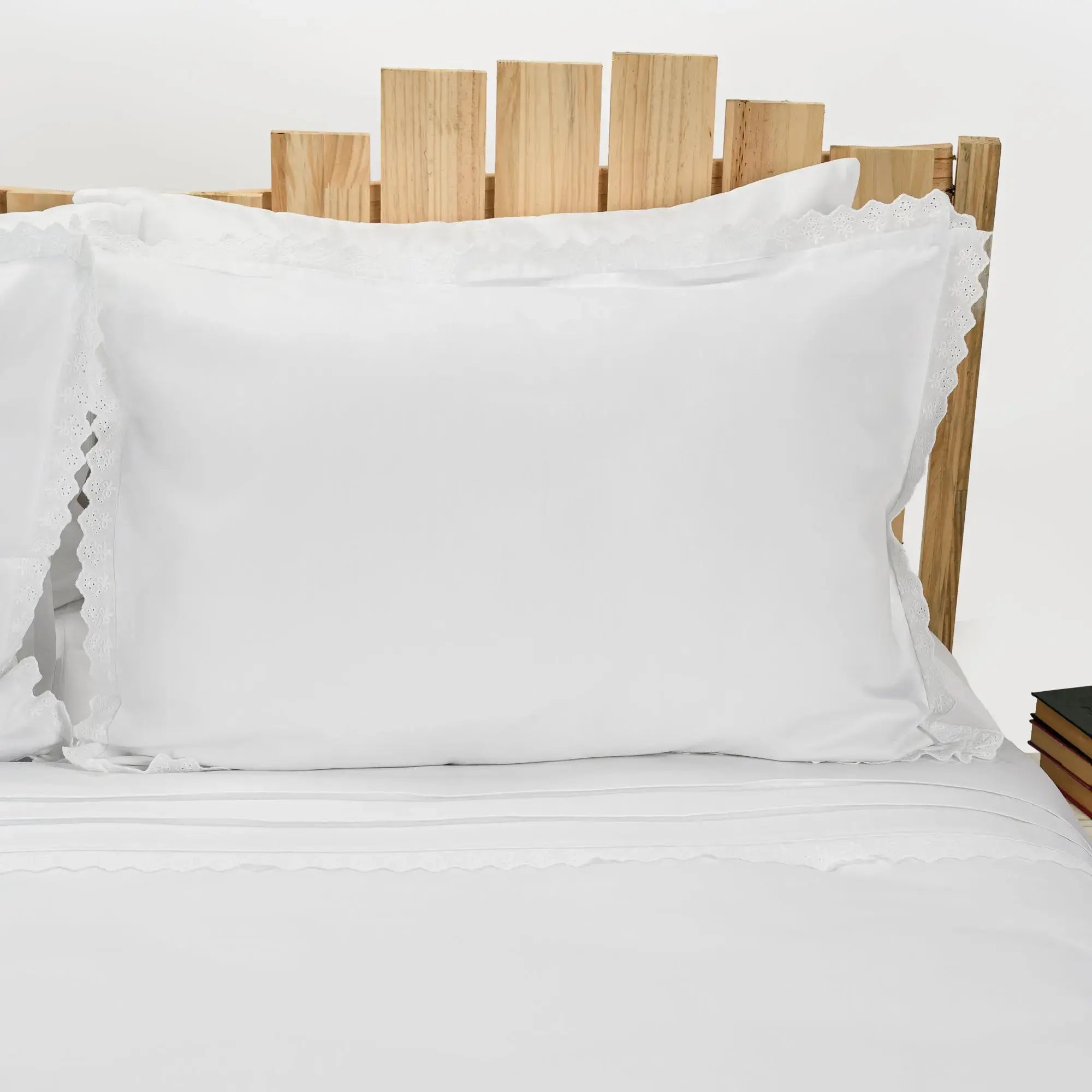 Lenjerie de pat 1 persoană Albă din bumbac satinat dens și dantelă, personalizabilă – ANASTASIA CasaCrystal CasaCrystal