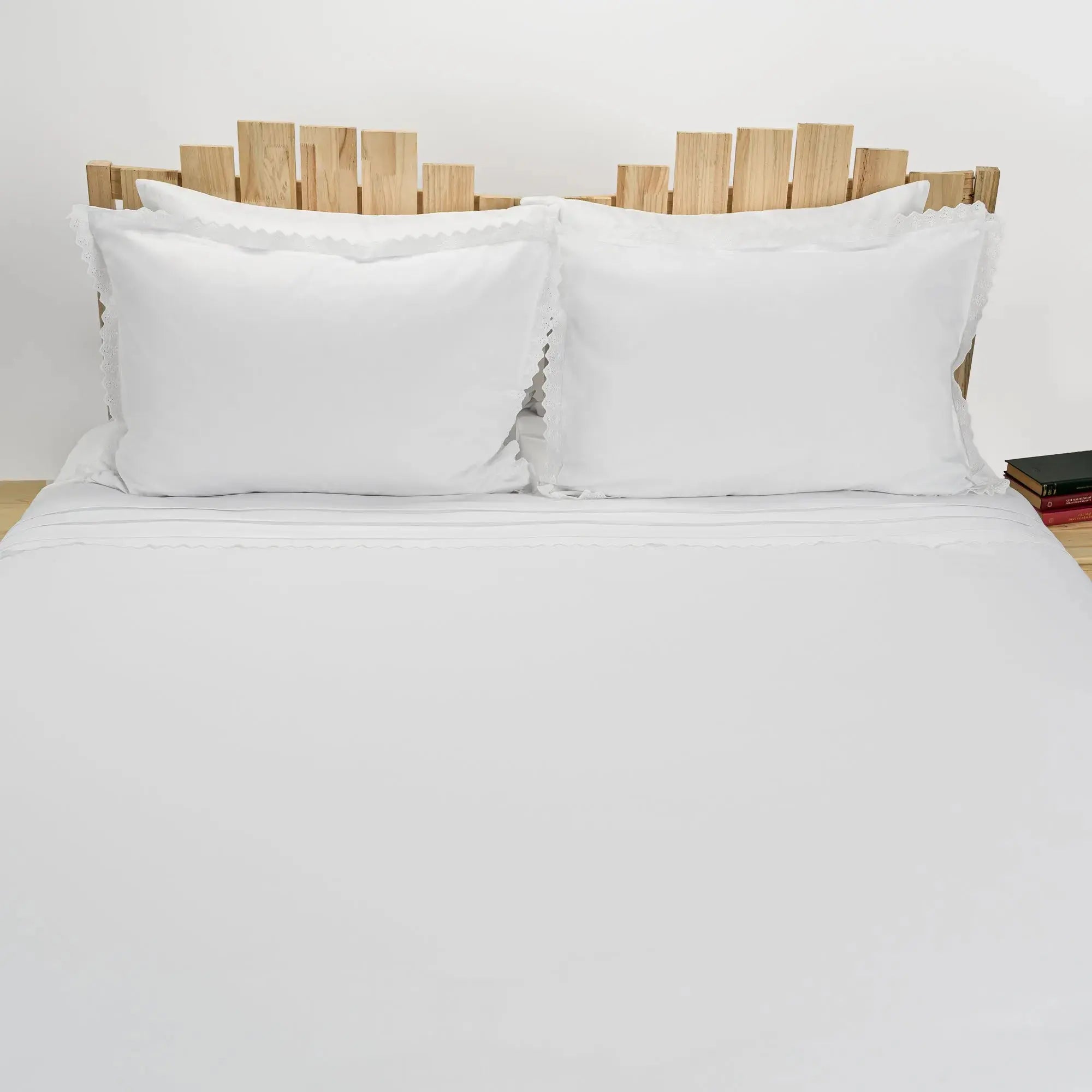 Lenjerie de pat 1 persoană Albă din bumbac satinat dens și dantelă, personalizabilă – ANASTASIA CasaCrystal CasaCrystal