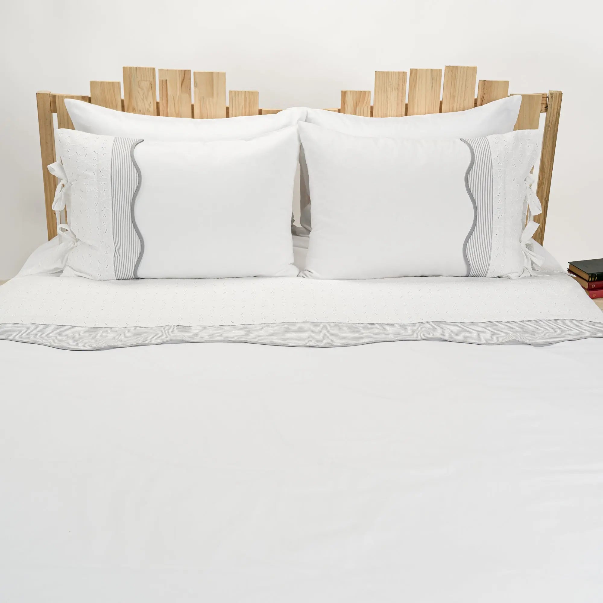 Lenjerie de pat 2 persoane Albă din bumbac satinat dens și dantelă, personalizabilă – ANORA CASA CRYSTAL CasaCrystal