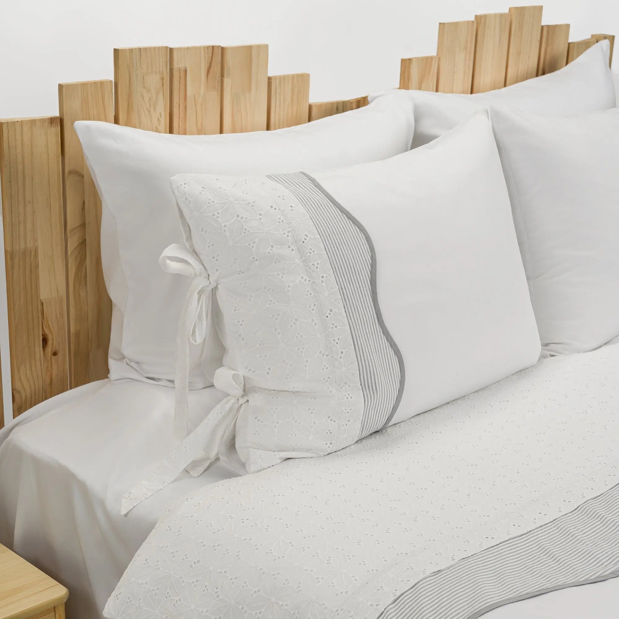 Lenjerie de pat 2 persoane Albă din bumbac satinat dens și dantelă, personalizabilă – ANORA CASA CRYSTAL CasaCrystal