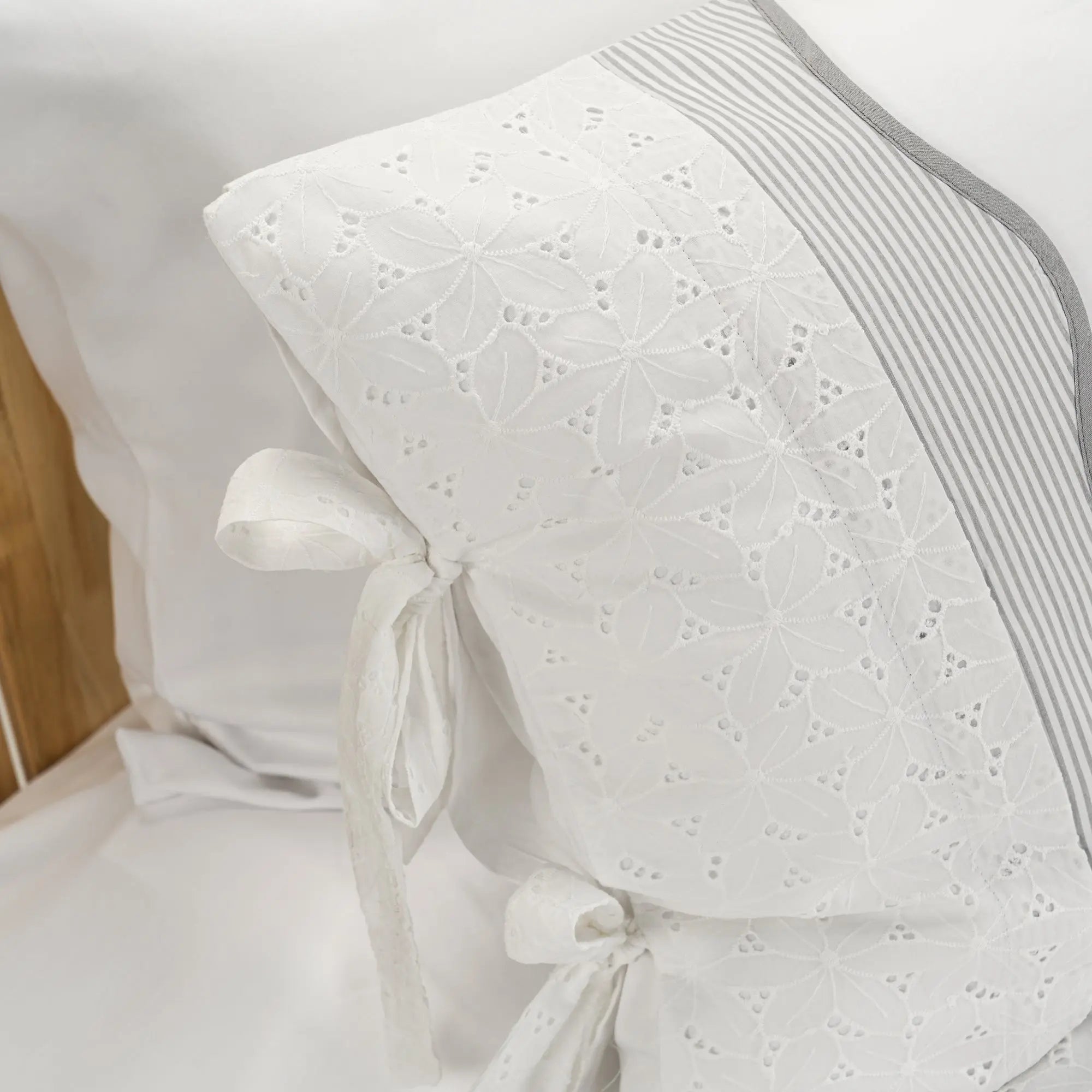 Lenjerie de pat 2 persoane Albă din bumbac satinat dens și dantelă, personalizabilă – ANORA CASA CRYSTAL CasaCrystal