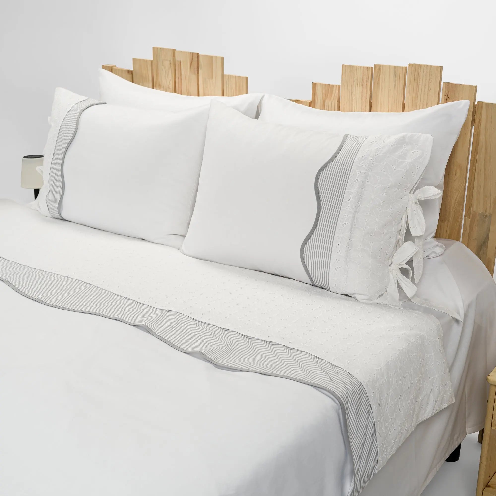 Lenjerie de pat 2 persoane Albă din bumbac satinat dens și dantelă, personalizabilă – ANORA CASA CRYSTAL CasaCrystal