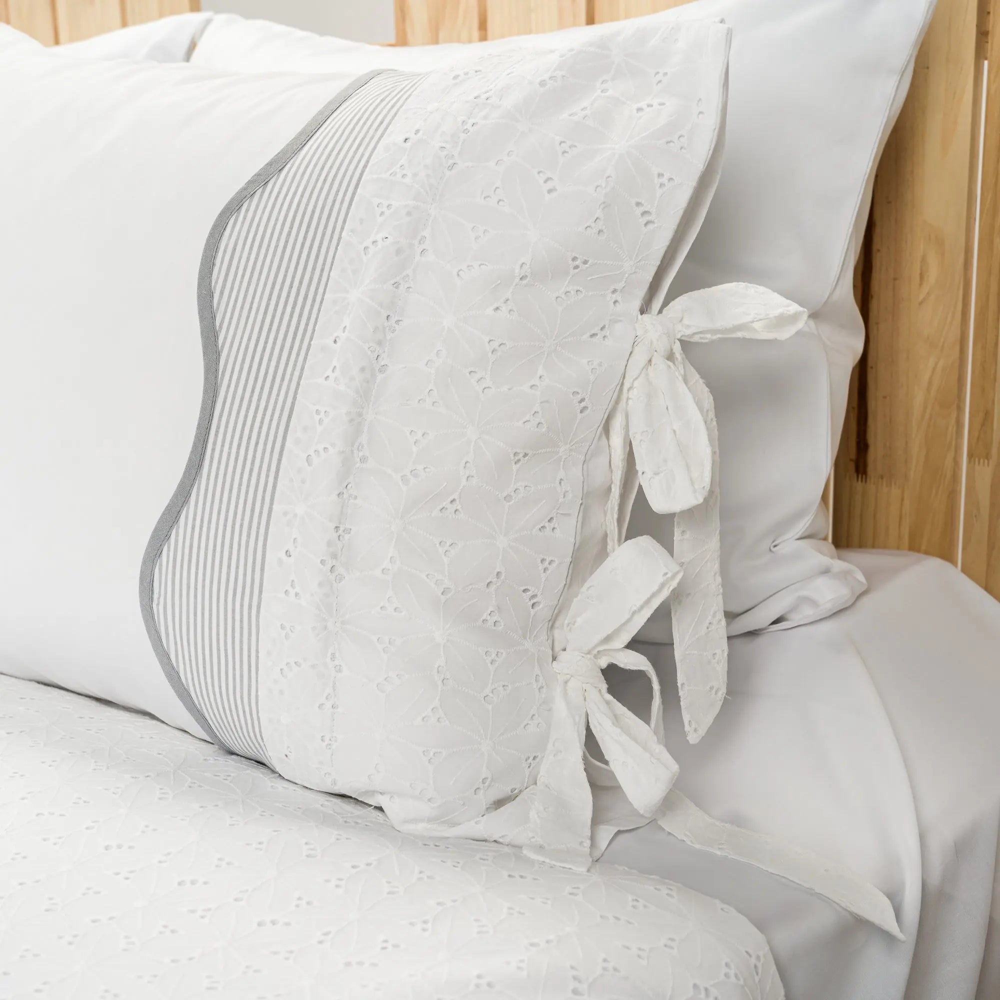 Lenjerie de pat 2 persoane Albă din bumbac satinat dens și dantelă, personalizabilă – ANORA CASA CRYSTAL CasaCrystal