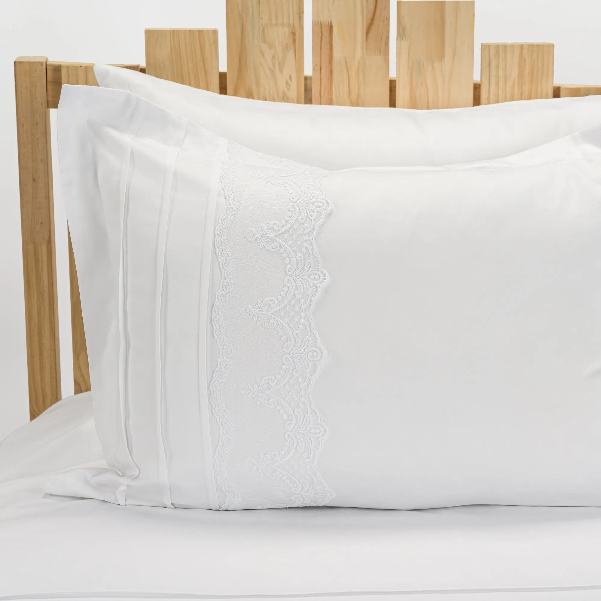 Lenjerie de pat 2 persoane Albă din bumbac satinat dens și dantelă, personalizabilă – RENATA CASA CRYSTAL CasaCrystal