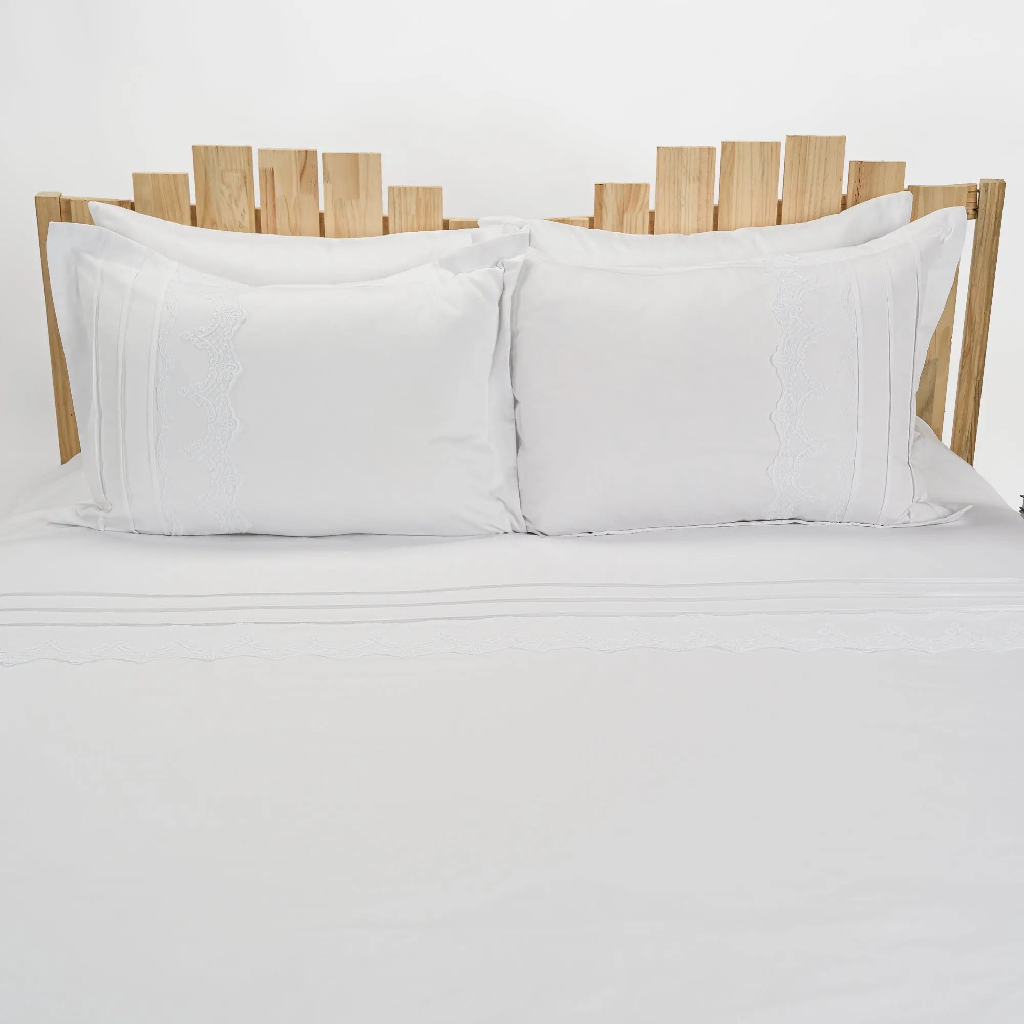 Lenjerie de pat 2 persoane Albă din bumbac satinat dens și dantelă, personalizabilă – RENATA CASA CRYSTAL CasaCrystal