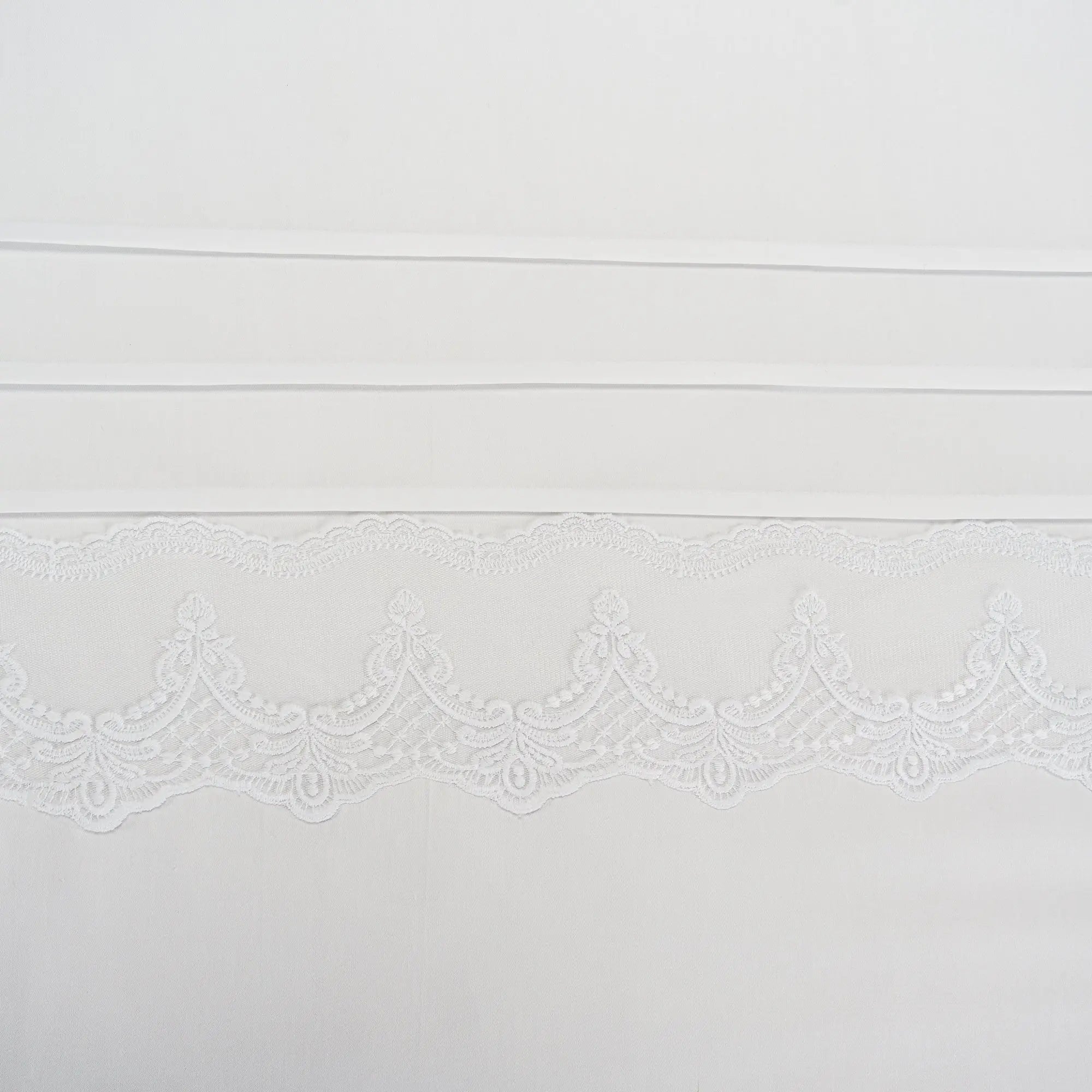 Lenjerie de pat 2 persoane Albă din bumbac satinat dens și dantelă, personalizabilă – RENATA CASA CRYSTAL CasaCrystal