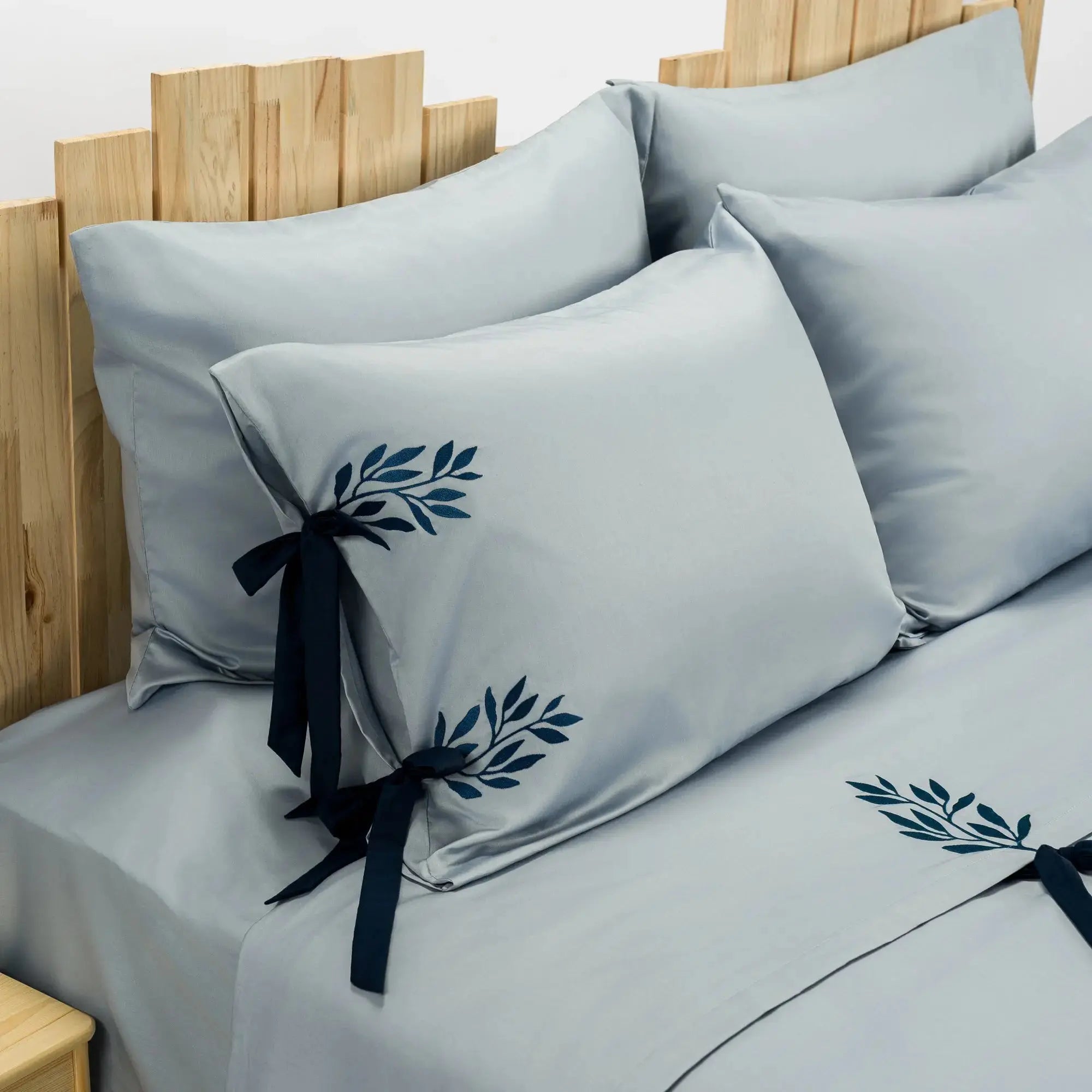 Lenjerie de pat Elsa din bumbac 100% natural, satinat albastru deschis – design elegant cu broderie și funde Casa Crystal