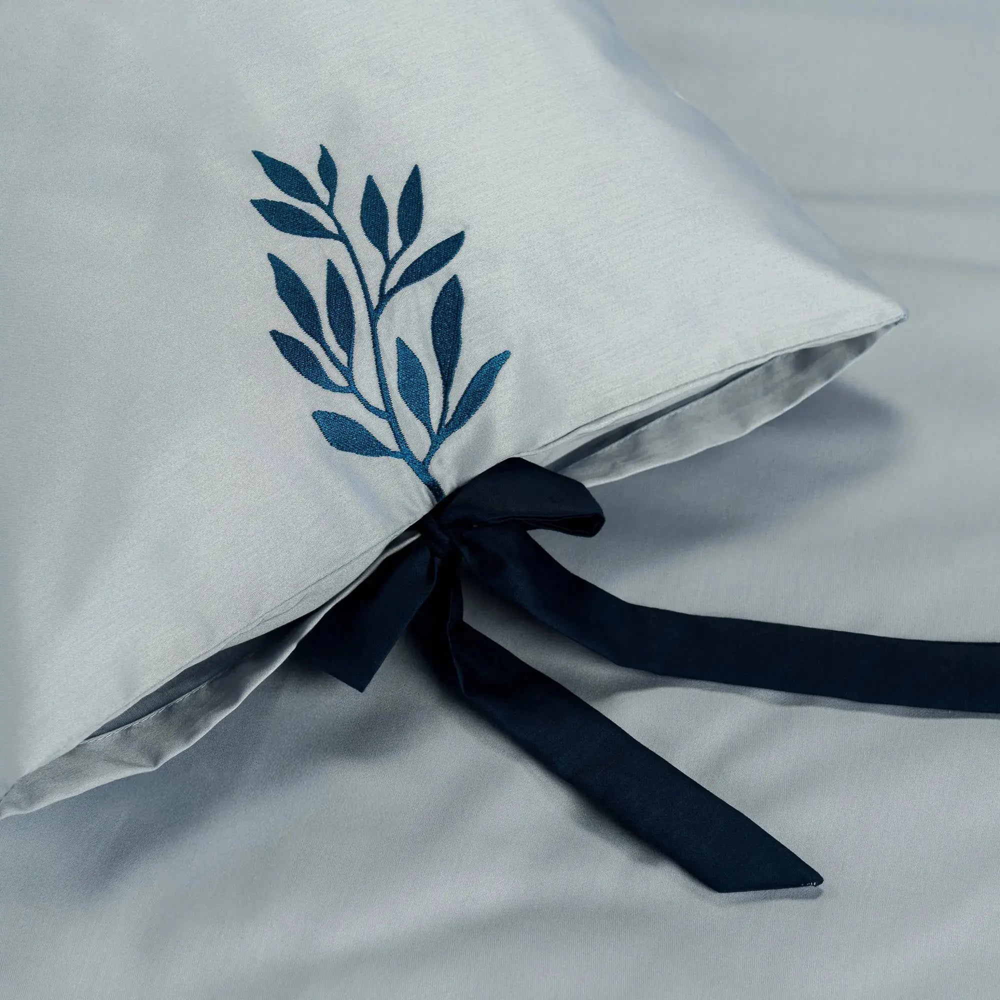 Lenjerie de pat 1 persoană Albastră din bumbac satinat brodată cu motive florale, personalizabilă – ELSA CasaCrystal CasaCrystal