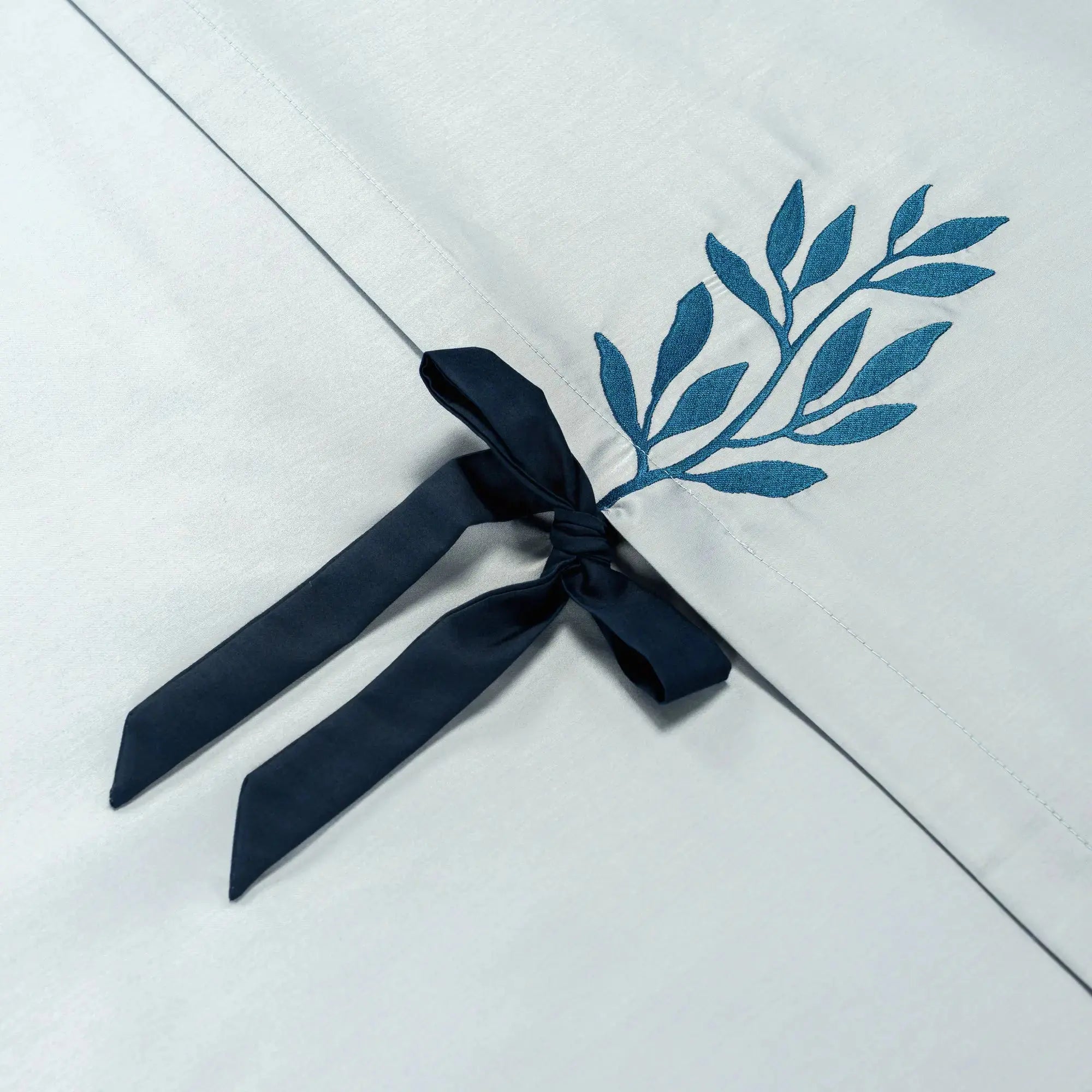 Lenjerie de pat 1 persoană Albastră din bumbac satinat brodată cu motive florale, personalizabilă – ELSA CasaCrystal CasaCrystal