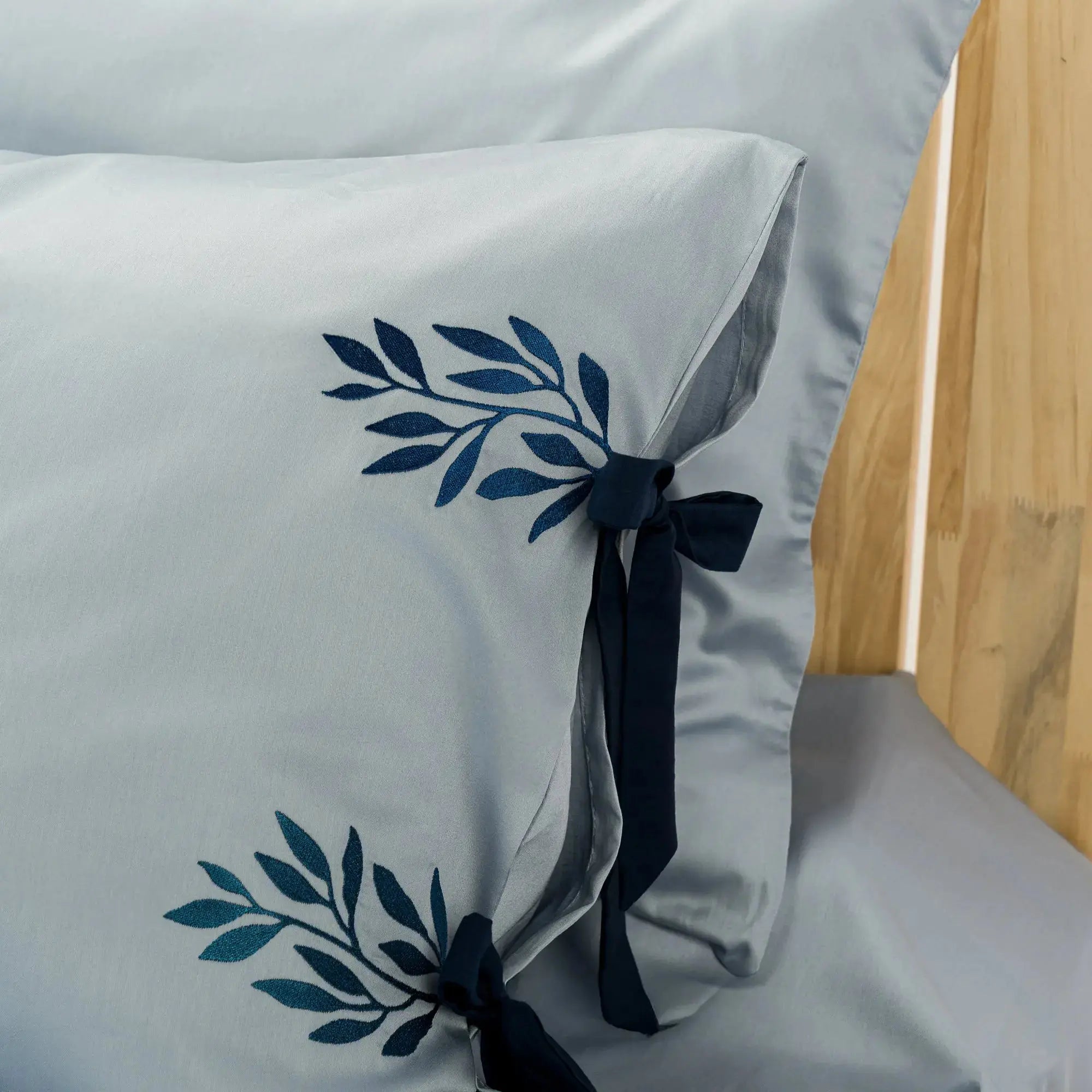 Lenjerie de pat 1 persoană Albastră din bumbac satinat brodată cu motive florale, personalizabilă – ELSA CasaCrystal CasaCrystal