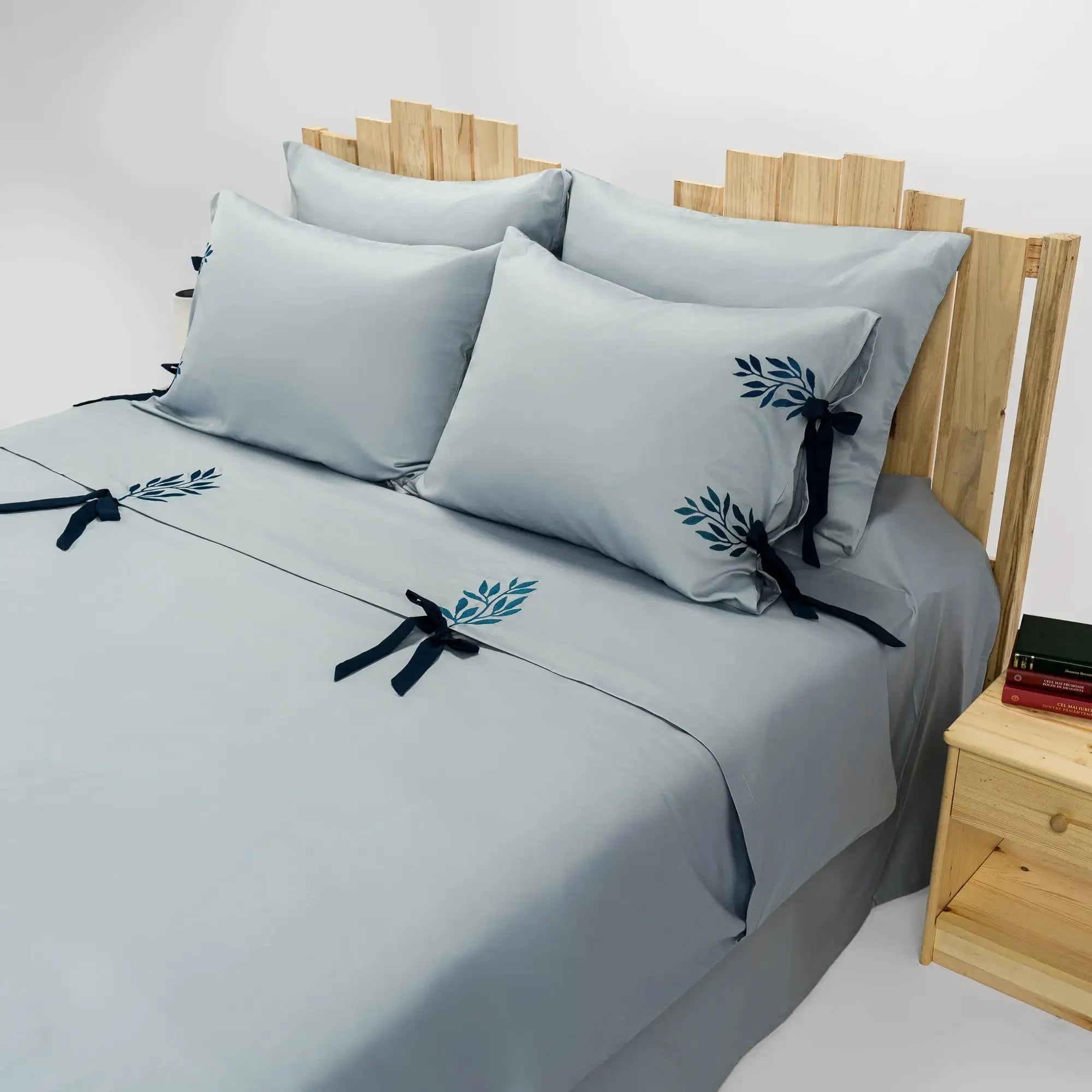 Lenjerie de pat 1 persoană Albastră din bumbac satinat brodată cu motive florale, personalizabilă – ELSA CasaCrystal CasaCrystal