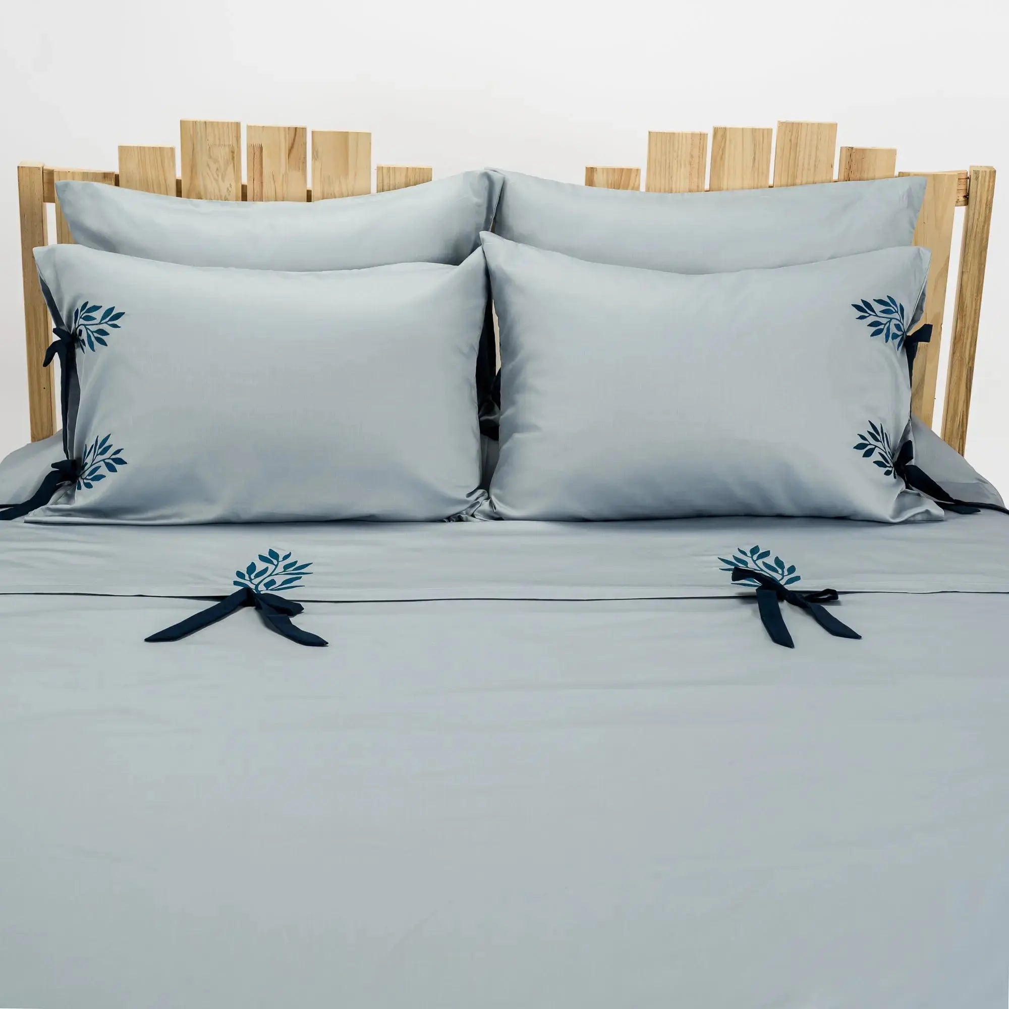 Lenjerie de pat 1 persoană Albastră din bumbac satinat brodată cu motive florale, personalizabilă – ELSA CasaCrystal CasaCrystal