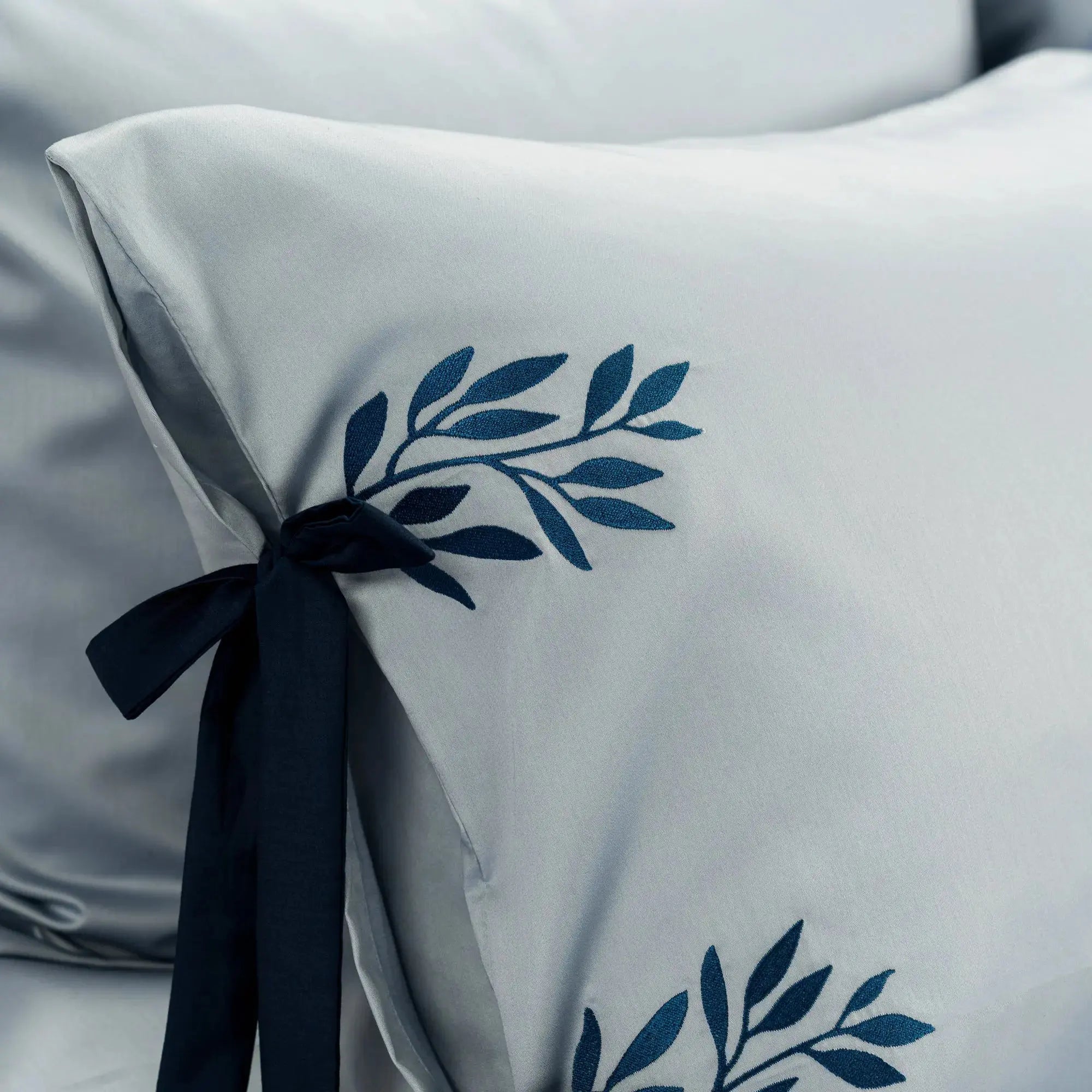 Lenjerie de pat 1 persoană Albastră din bumbac satinat brodată cu motive florale, personalizabilă – ELSA CasaCrystal CasaCrystal