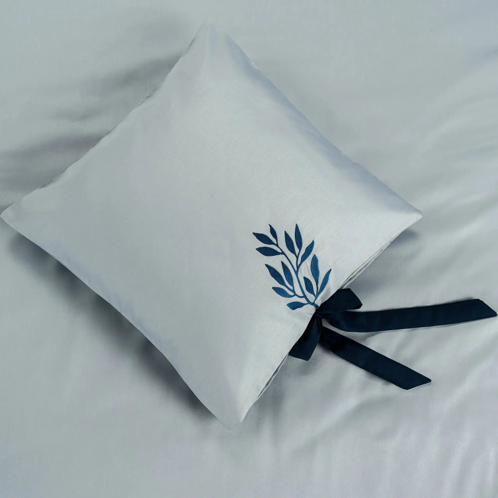 Lenjerie de pat 1 persoană Albastră din bumbac satinat brodată cu motive florale, personalizabilă – ELSA CasaCrystal CasaCrystal