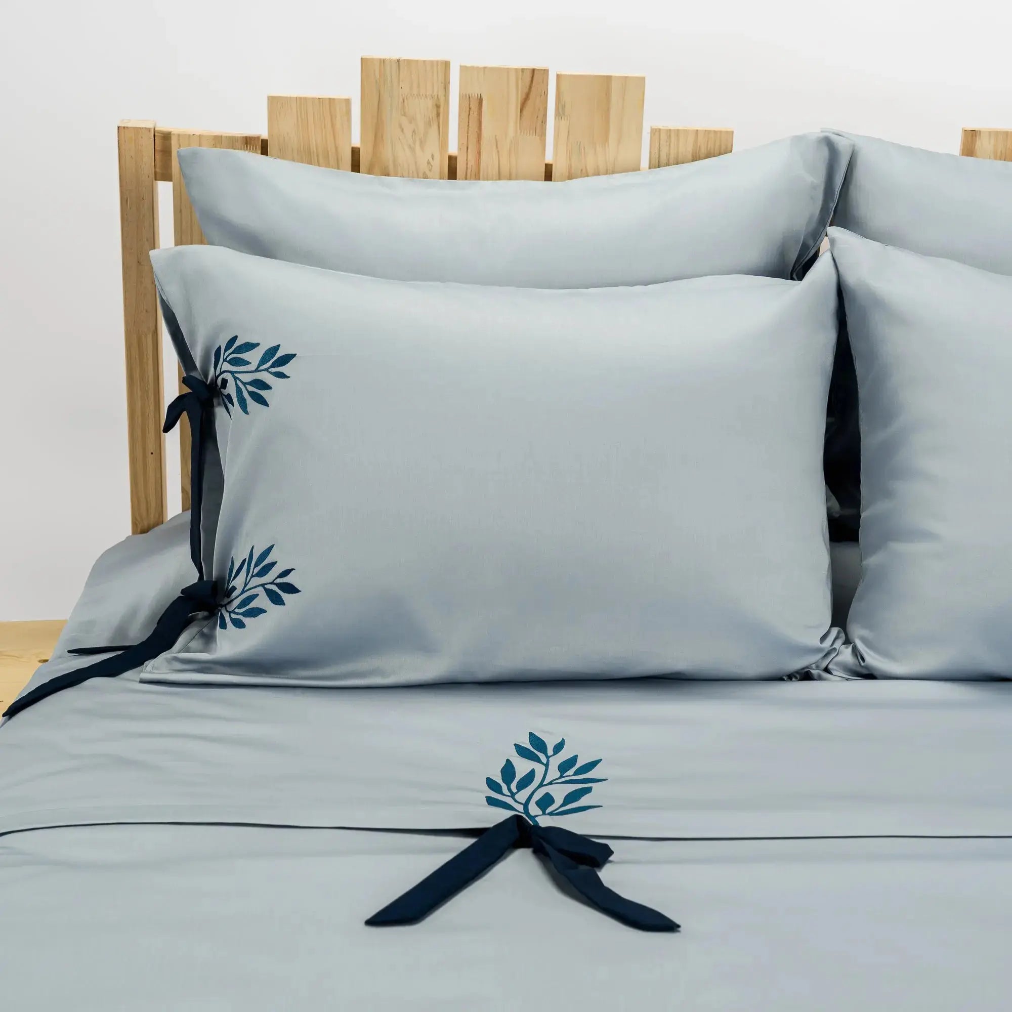 Lenjerie de pat 1 persoană Albastră din bumbac satinat brodată cu motive florale, personalizabilă – ELSA CasaCrystal CasaCrystal