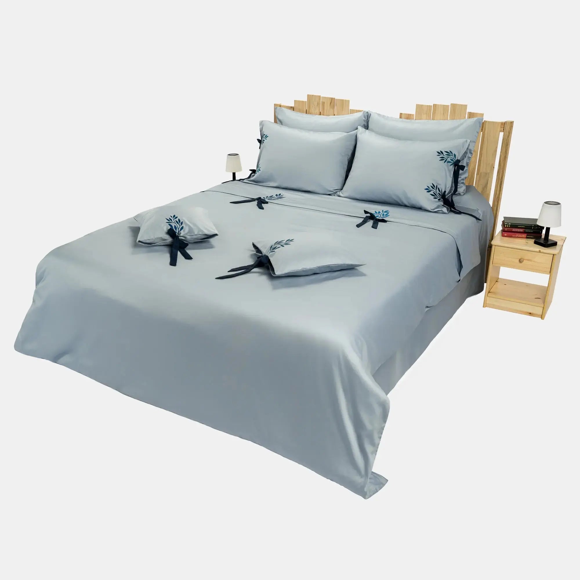 Lenjerie de pat 1 persoană Albastră din bumbac satinat brodată cu motive florale, personalizabilă – ELSA CasaCrystal CasaCrystal