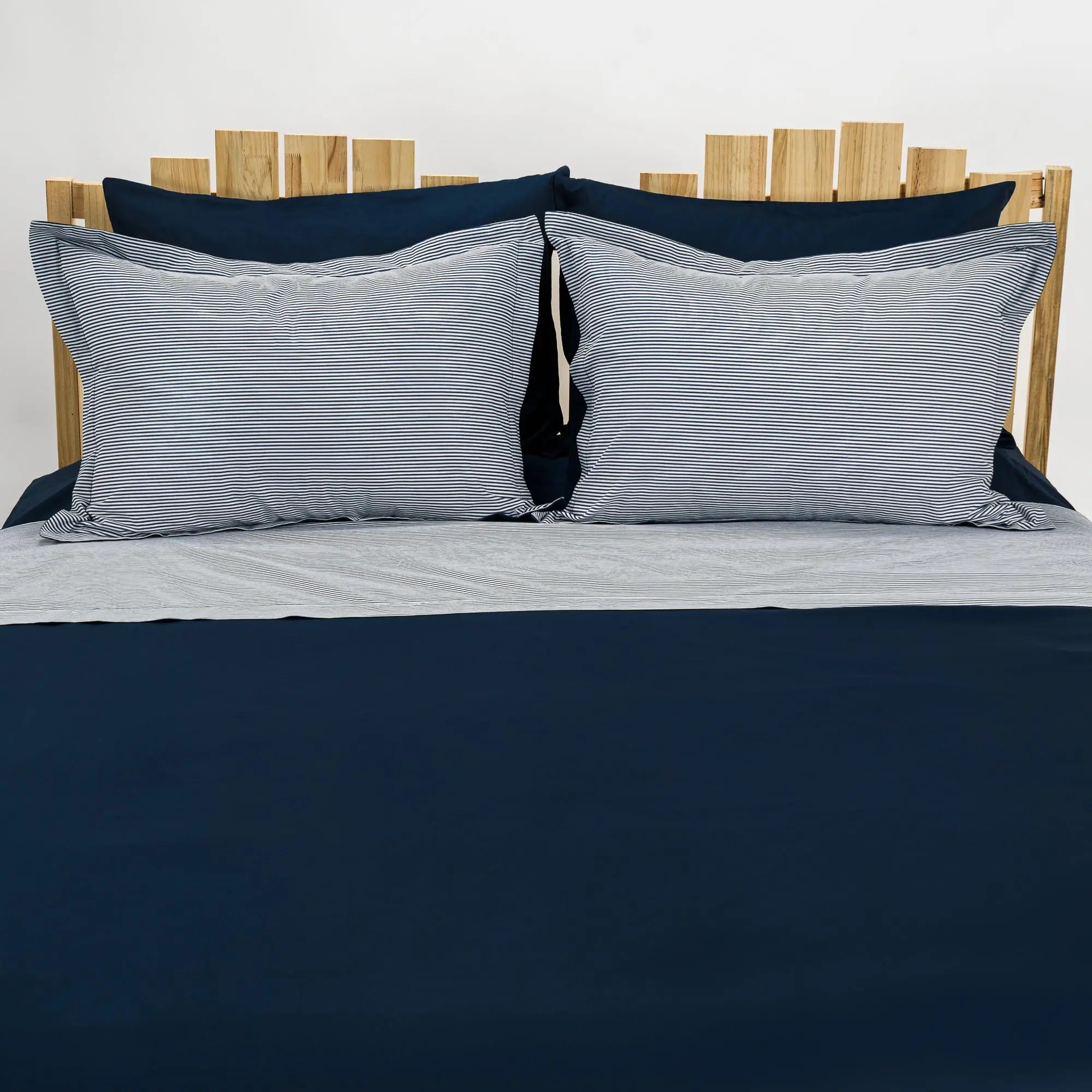 Lenjerie de pat 2 persoane Albastră din bumbac satinat dens cu motive dungi, personalizabilă – SAILOR CASA CRYSTAL CasaCrystal