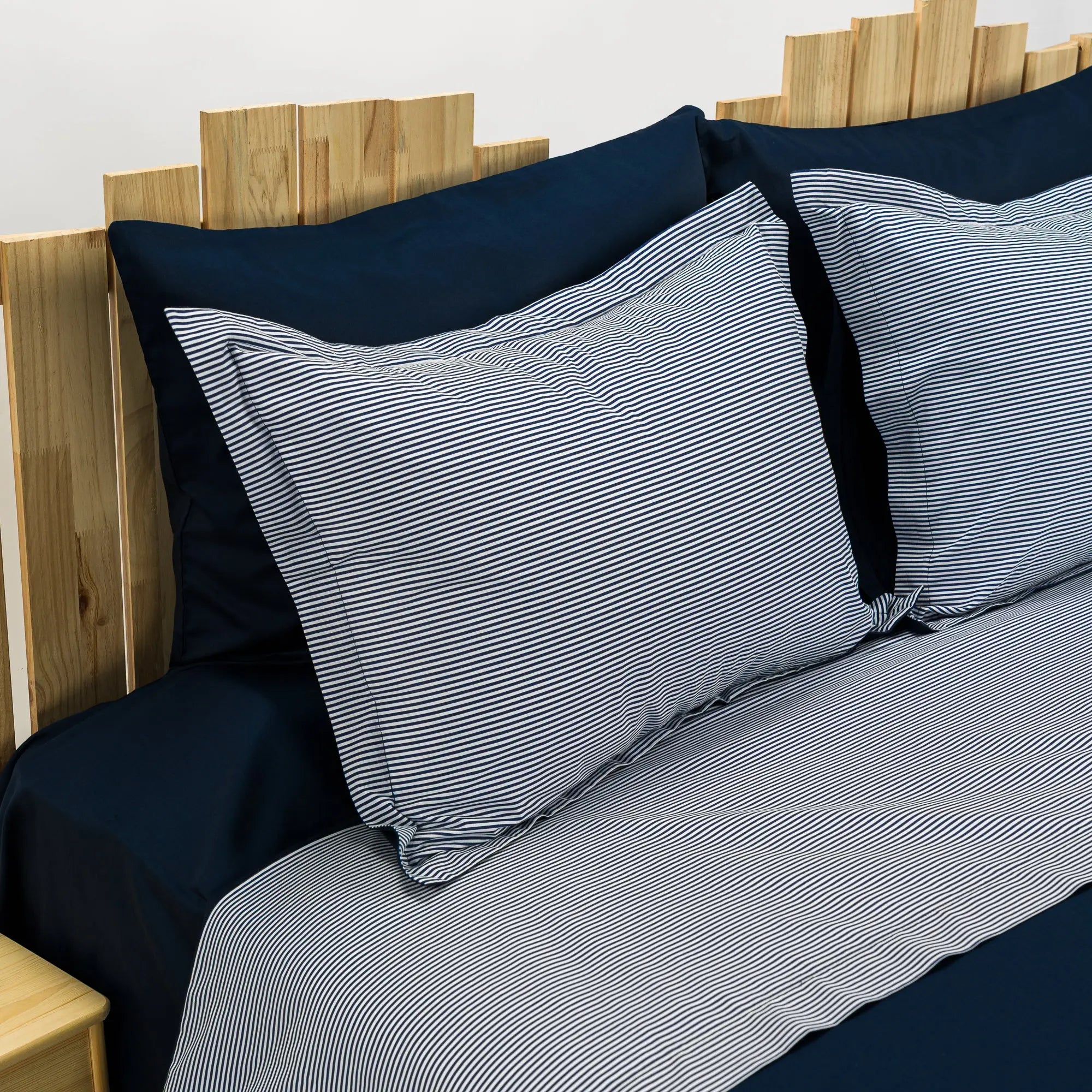 Lenjerie de pat 2 persoane Albastră din bumbac satinat dens cu motive dungi, personalizabilă – SAILOR CASA CRYSTAL CasaCrystal