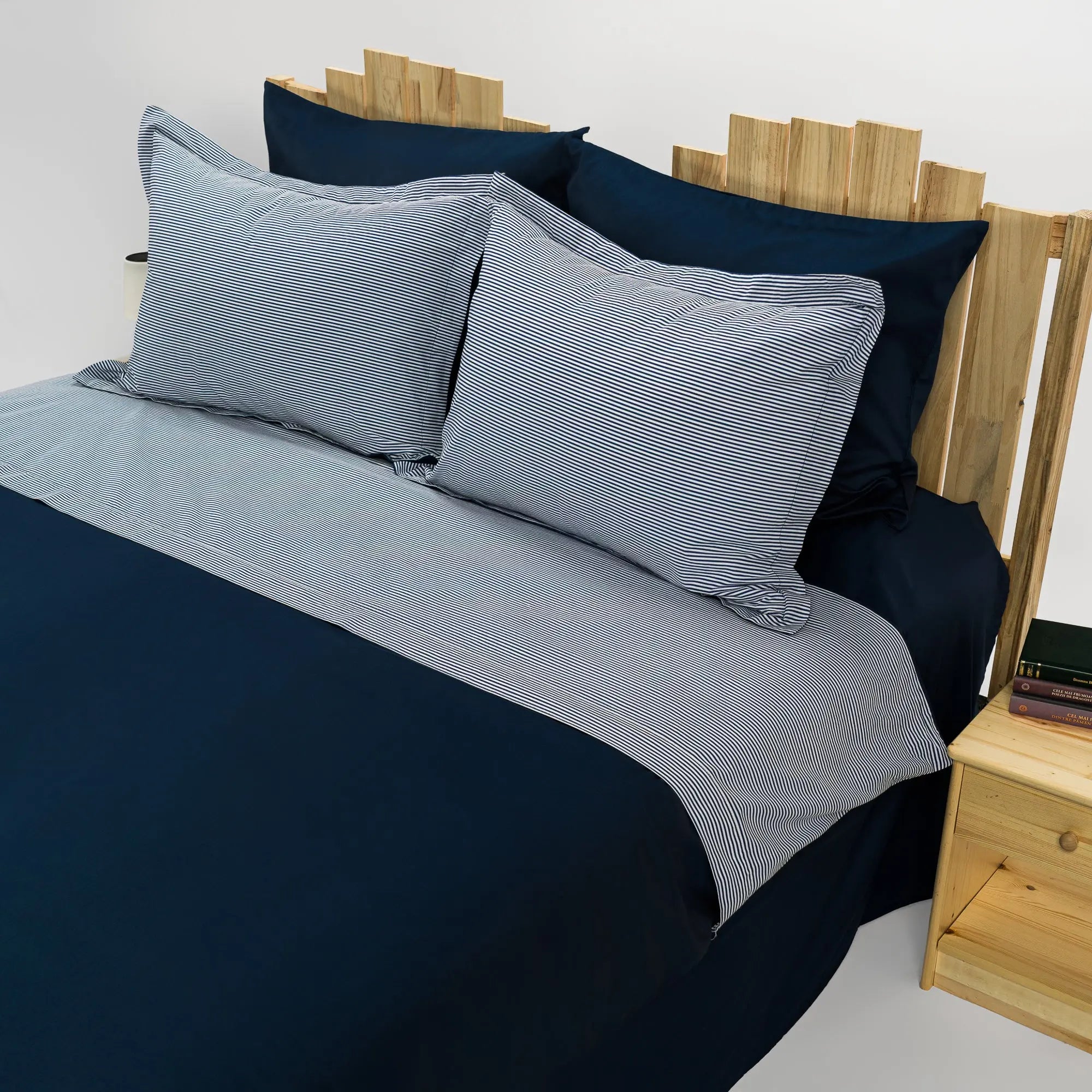 Lenjerie de pat 2 persoane Albastră din bumbac satinat dens cu motive dungi, personalizabilă – SAILOR CASA CRYSTAL CasaCrystal