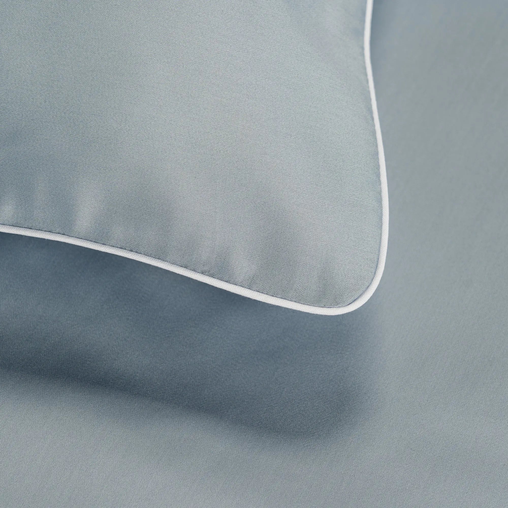 Lenjerie de pat 2 persoane Albastră din bumbac satinat dens simplă, personalizabilă – ELEGANT BLEU CASA CRYSTAL CasaCrystal