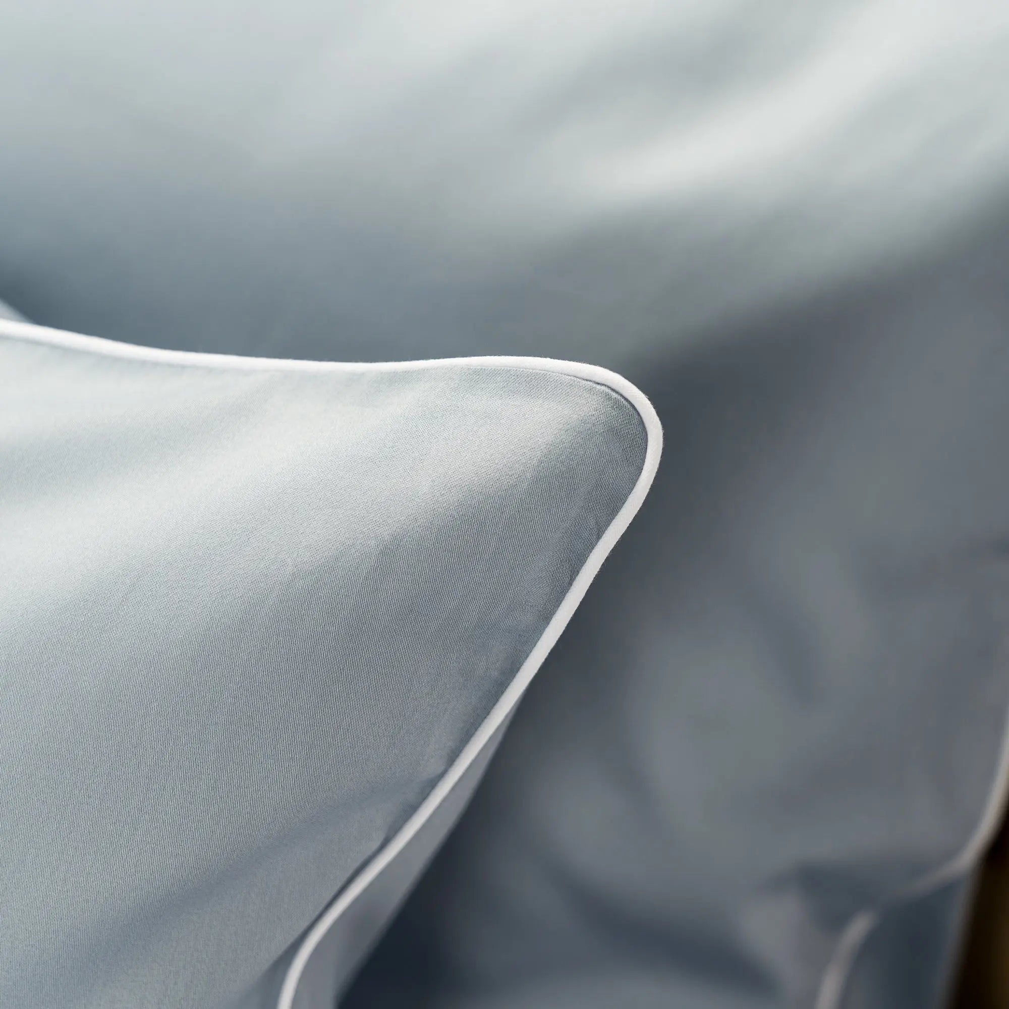 Lenjerie de pat 2 persoane Albastră din bumbac satinat dens simplă, personalizabilă – ELEGANT BLEU CASA CRYSTAL CasaCrystal