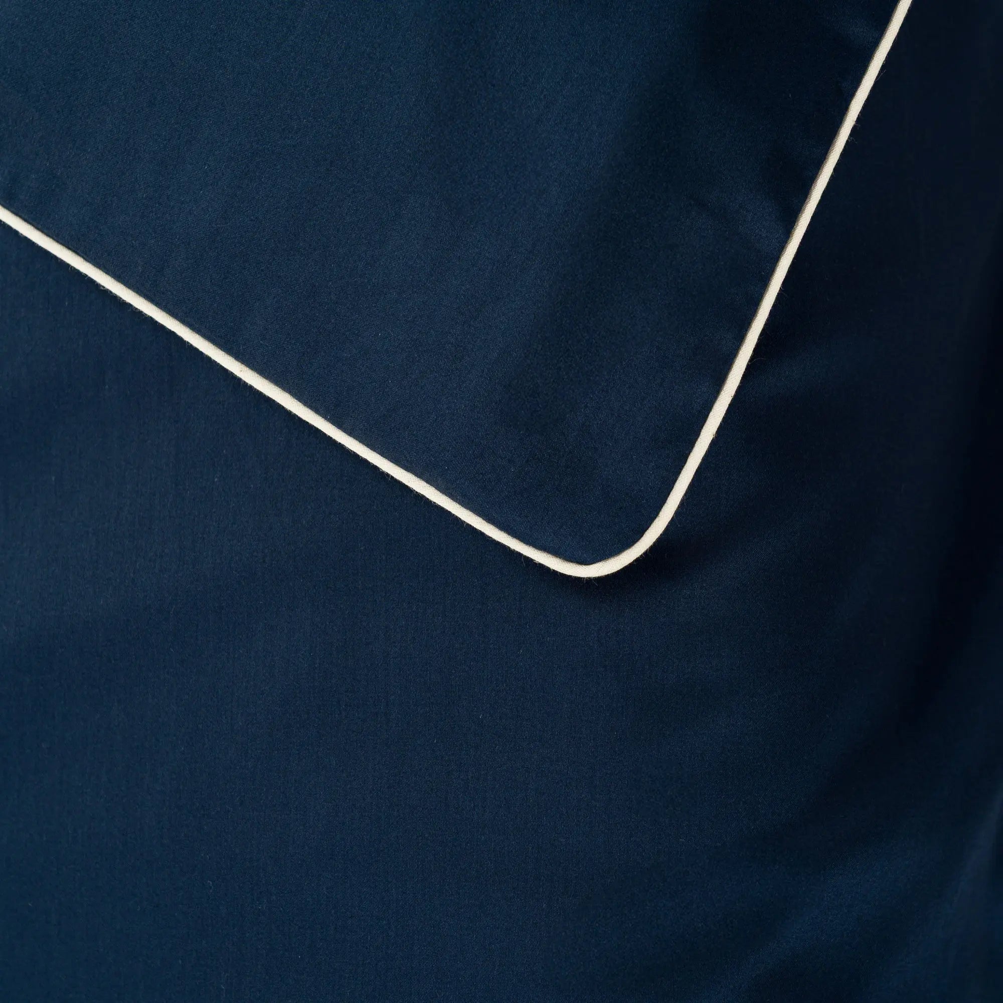 Lenjerie de pat 2 persoane Albastră din bumbac satinat dens simplă, personalizabilă – ELEGANT NAVY CASA CRYSTAL CasaCrystal