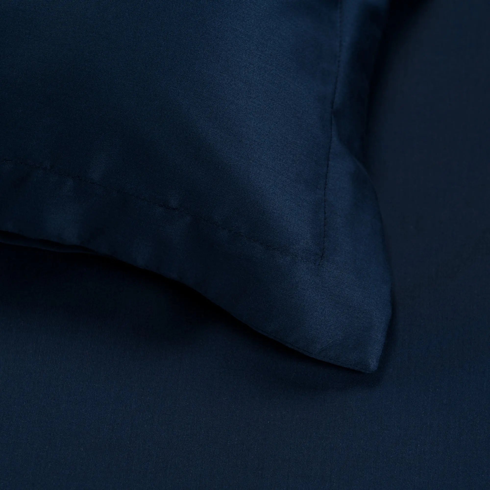 Lenjerie de pat 2 persoane Albastră din bumbac satinat dens simplă, personalizabilă – SIMPLE NAVY CASA CRYSTAL CasaCrystal