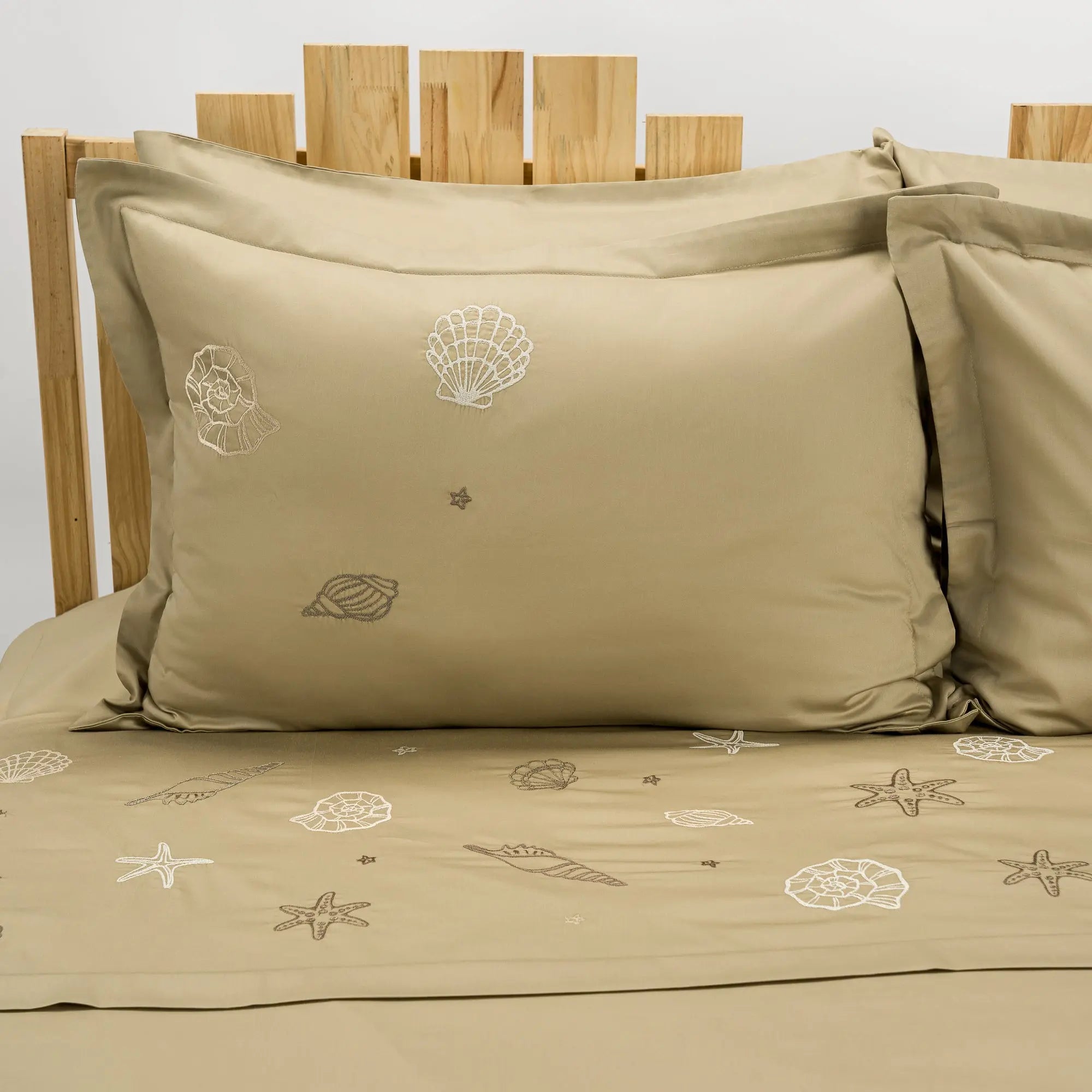 Lenjerie de pat 2 persoane Bej din bumbac satinat dens brodată cu motive marine(scoici), personalizabilă – SAND CASA CRYSTAL CasaCrystal
